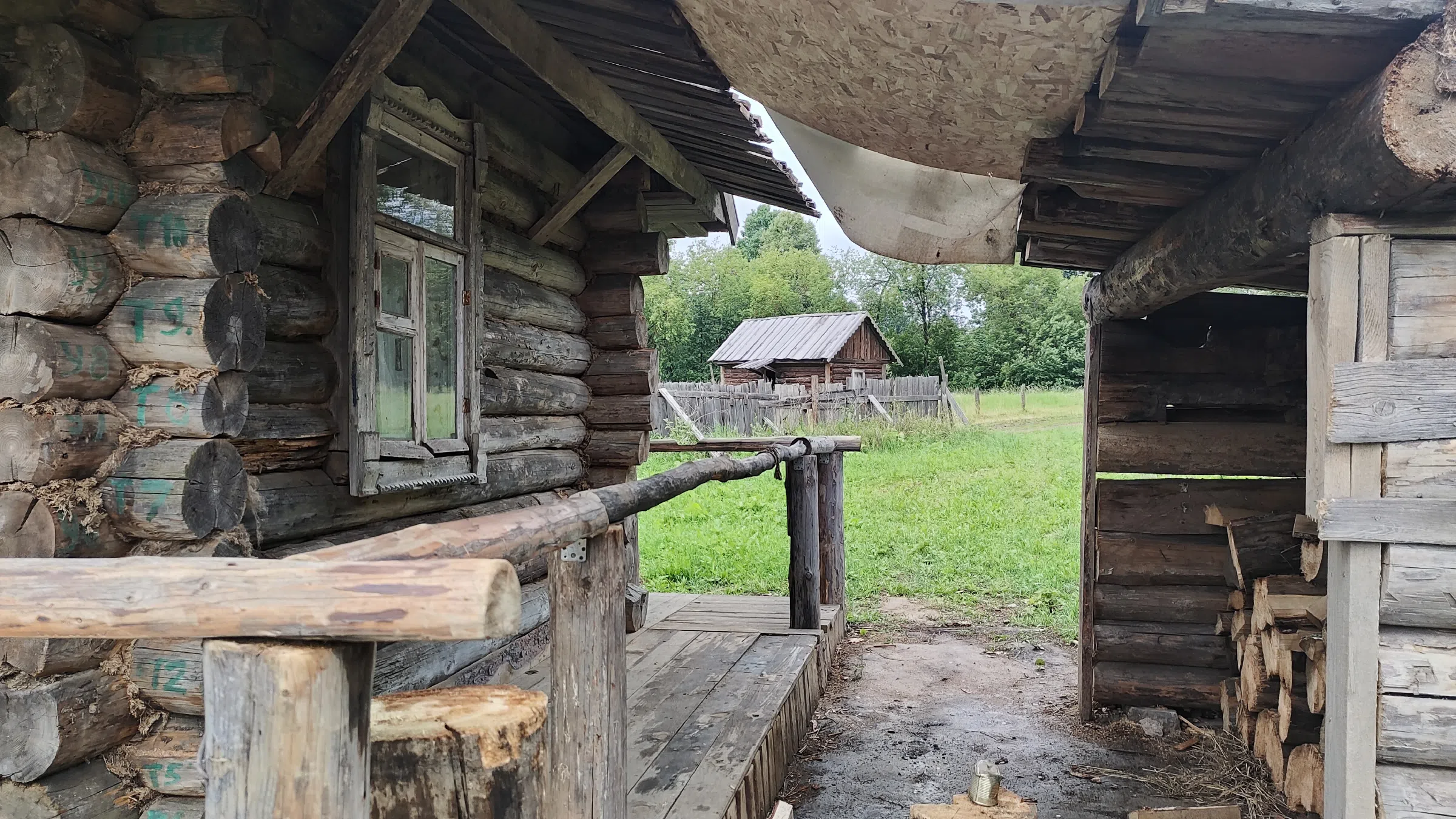 Деревенская изба с дровами, фото 4