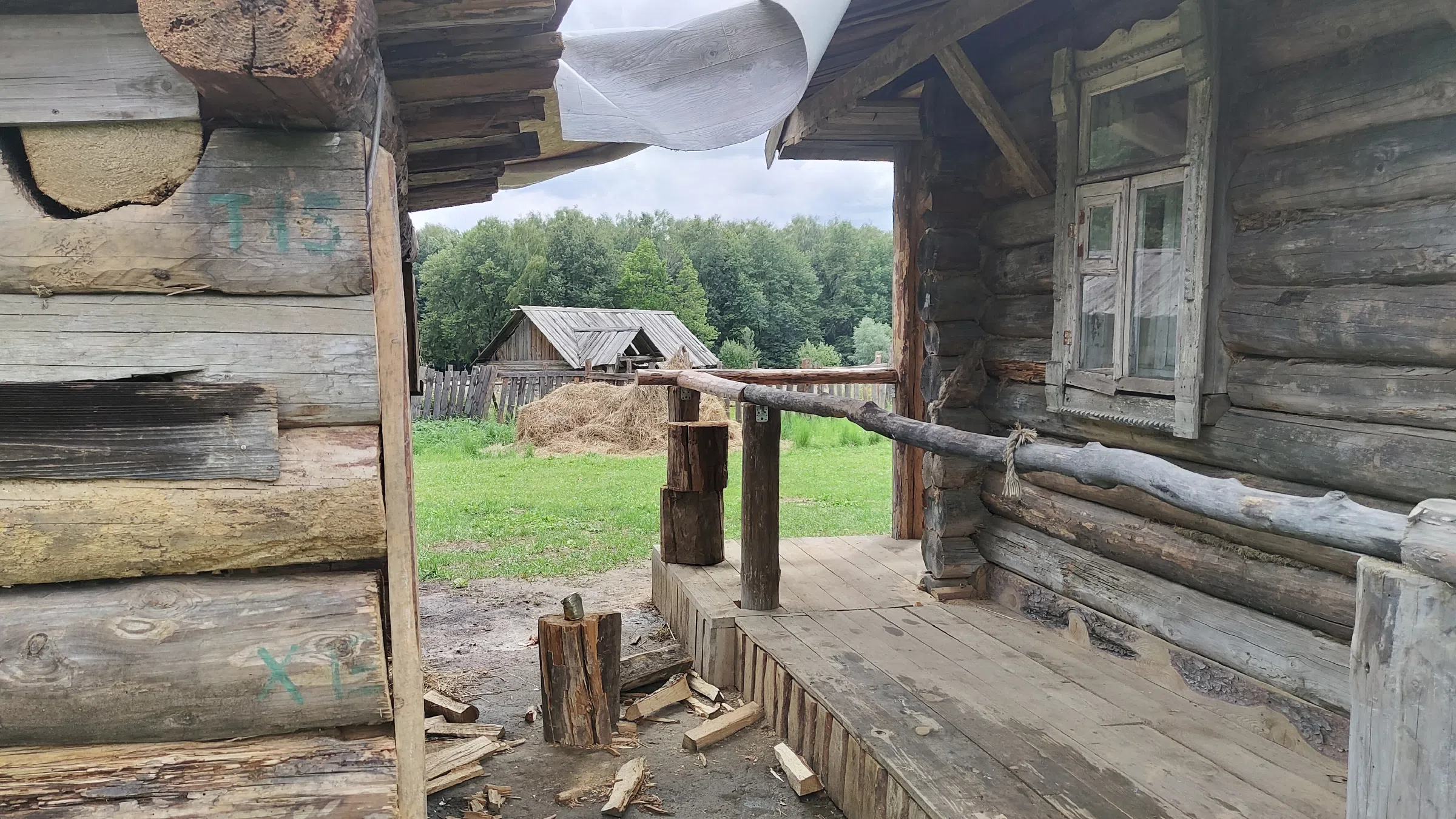 Деревенская изба с дровами, фото 8