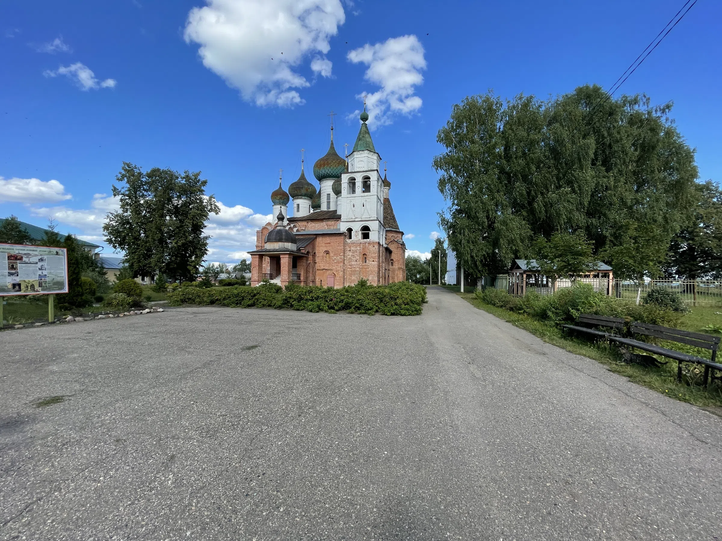 Два храма, белый и кирпичный, фото 2