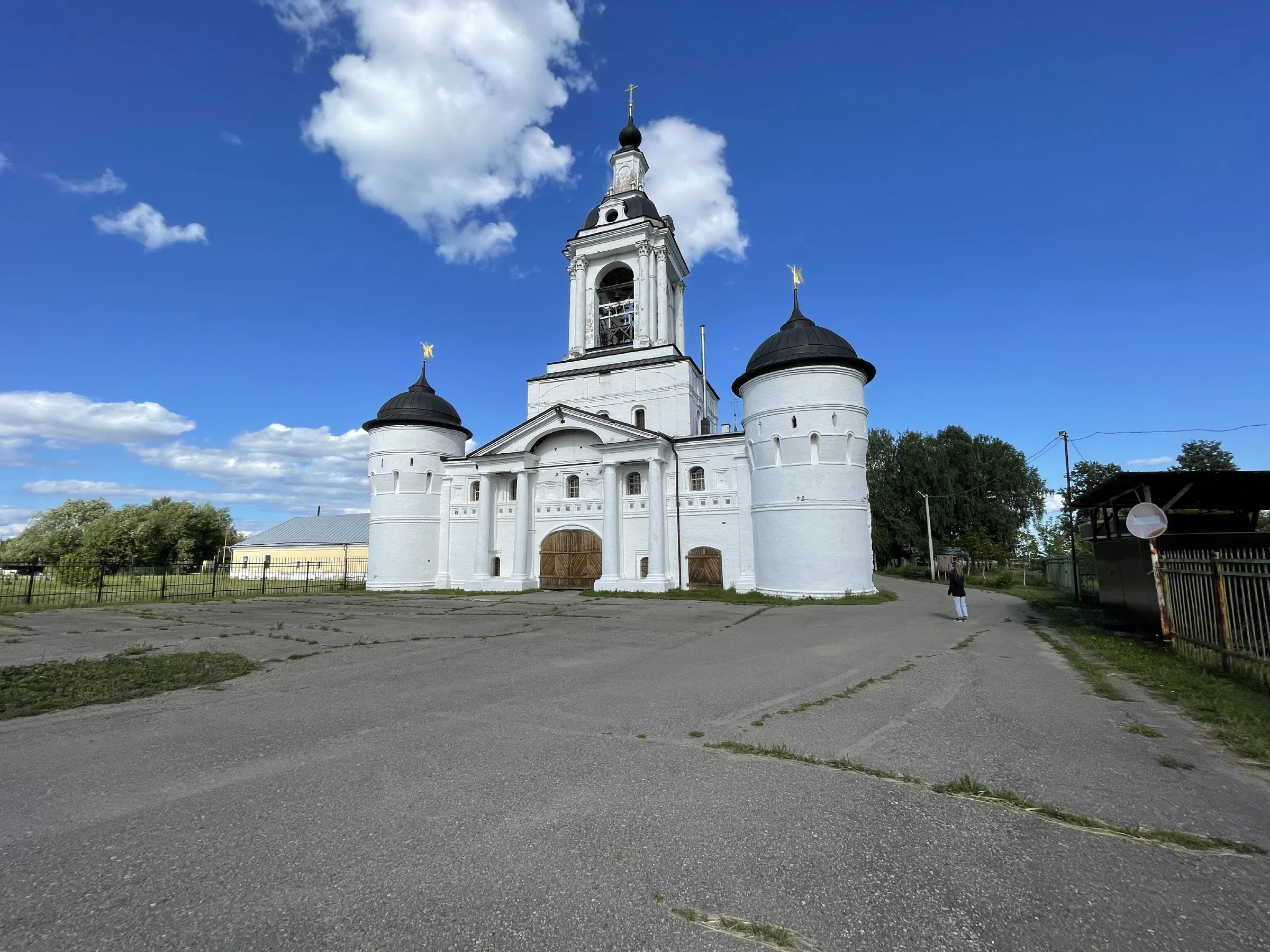 Два храма, белый и кирпичный, фото 1