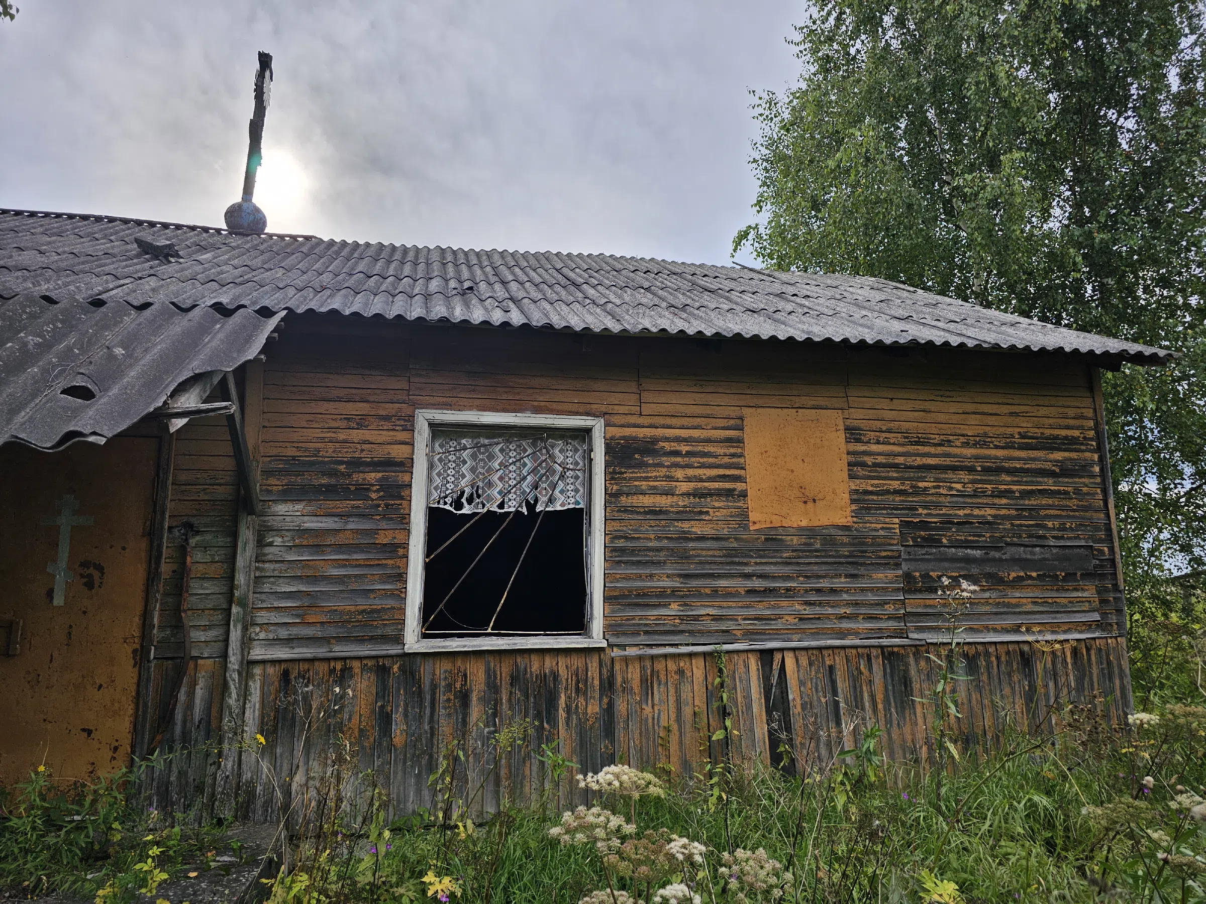 Ветхая дача с крестом, фото 4