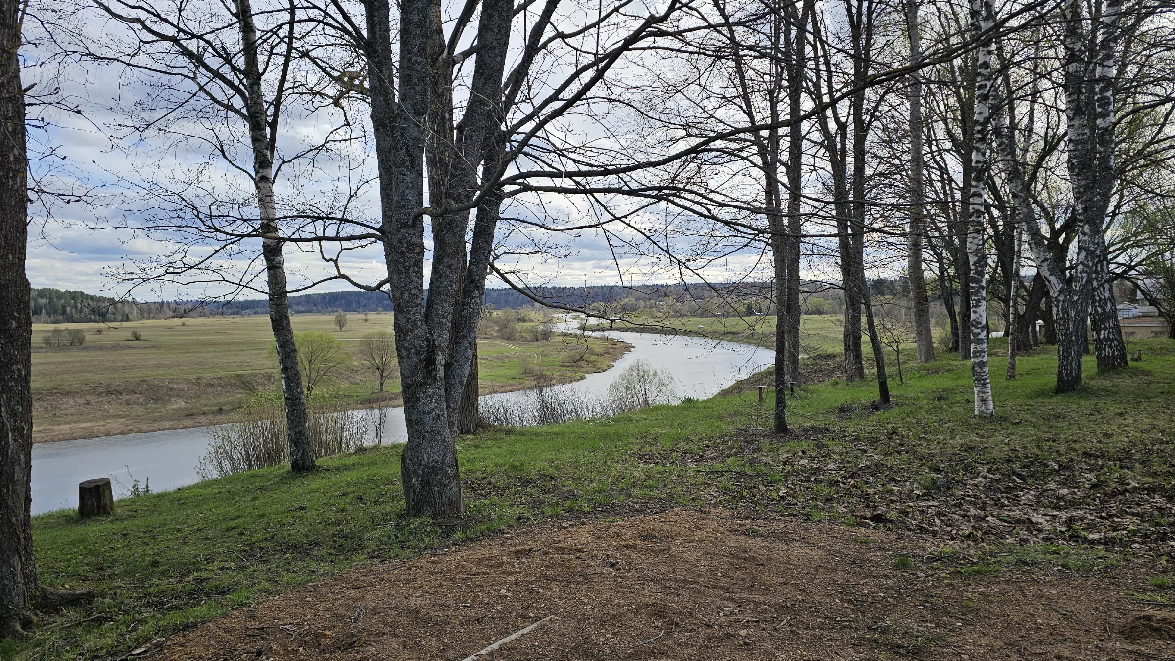 Деревенский дом у реки, фото 1