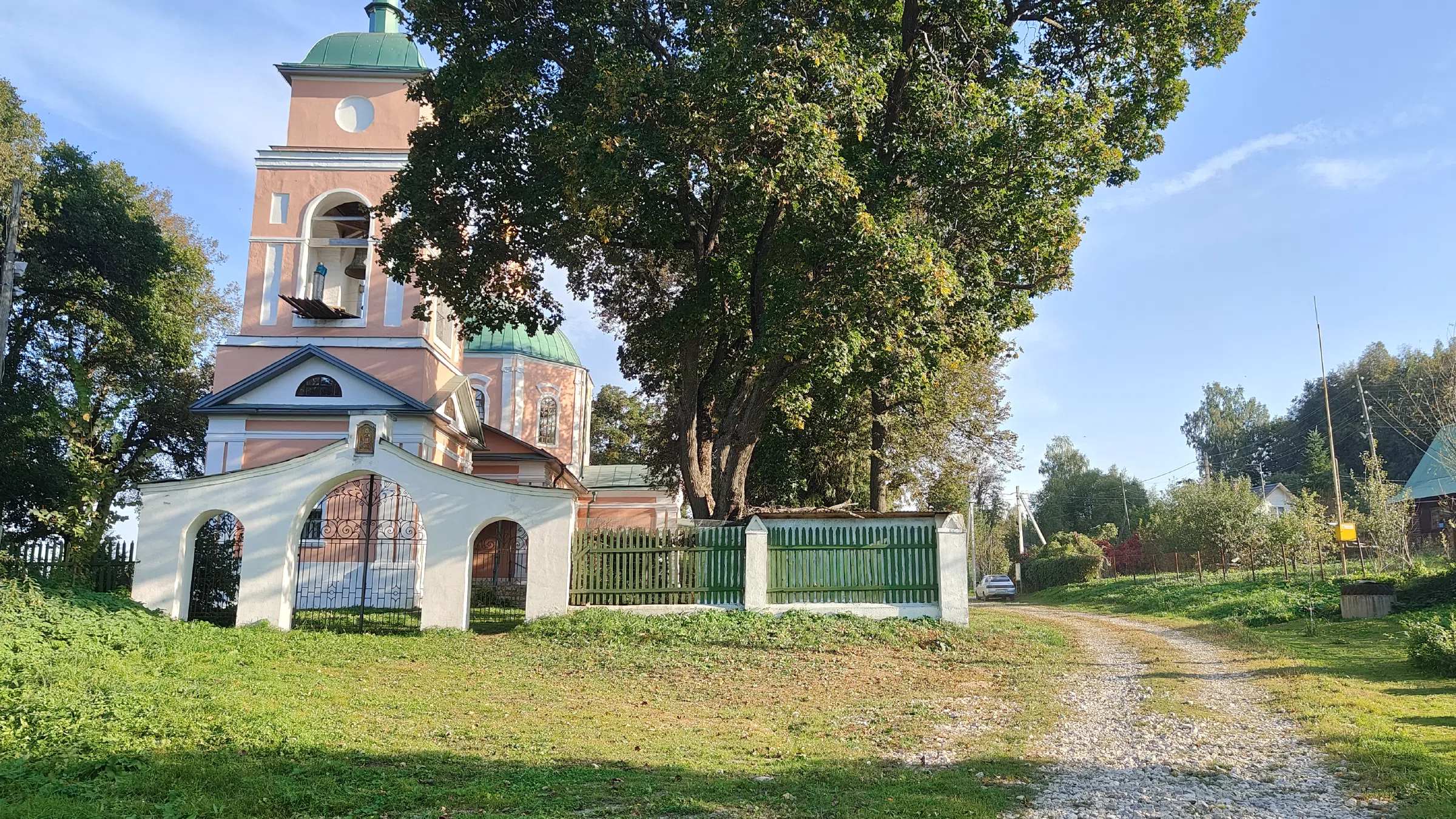 Дача в лесу с церковью, фото 3