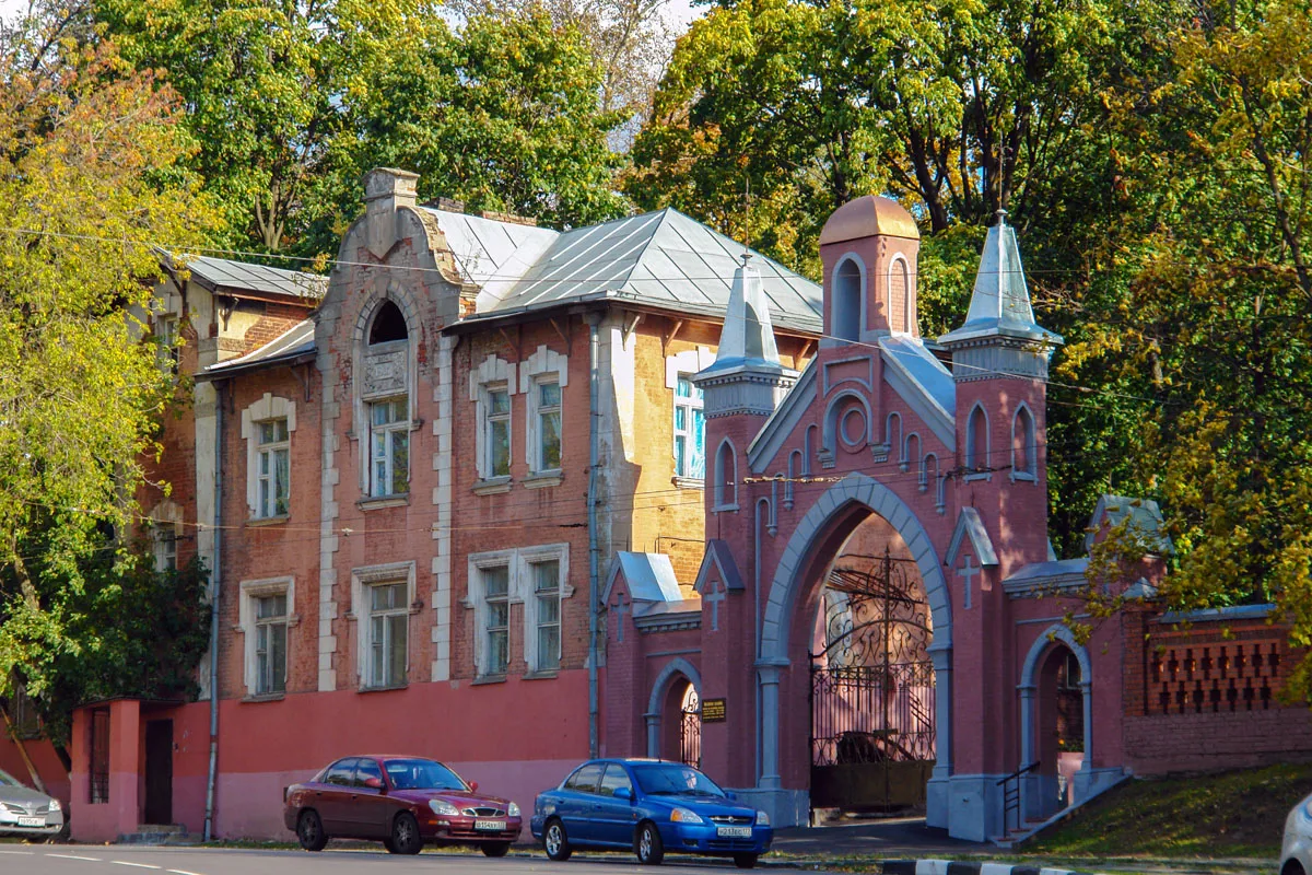 Старинное кладбище в парке, фото 8