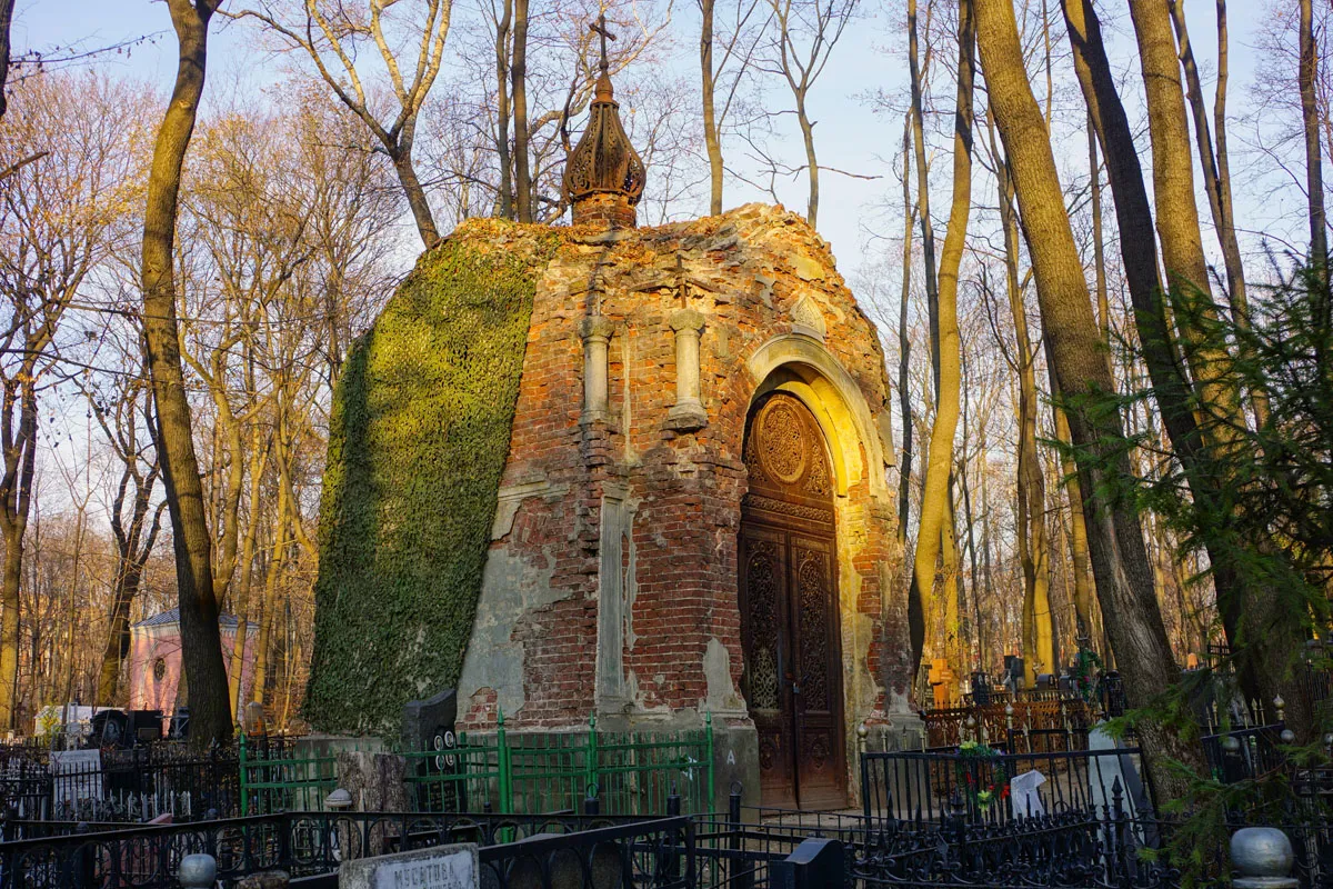 Старинное кладбище в парке, фото 11
