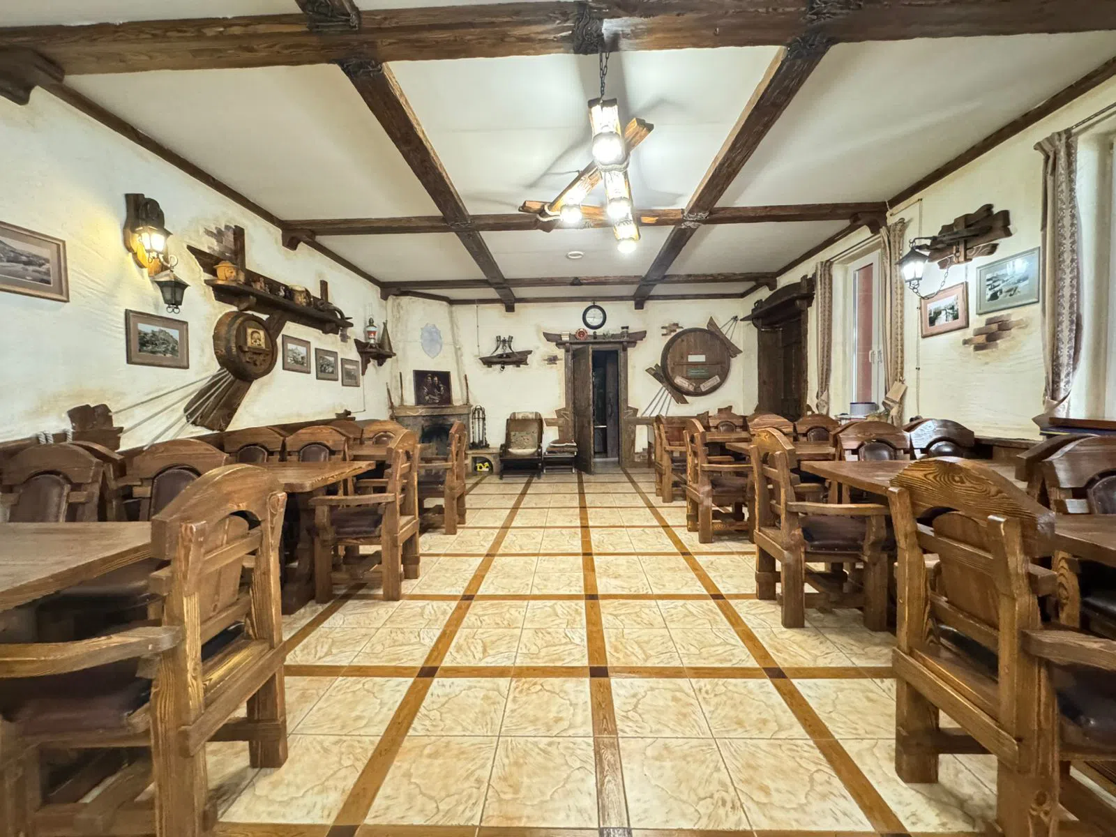 Большой дом с грузинским рестораном внутри, фото 2