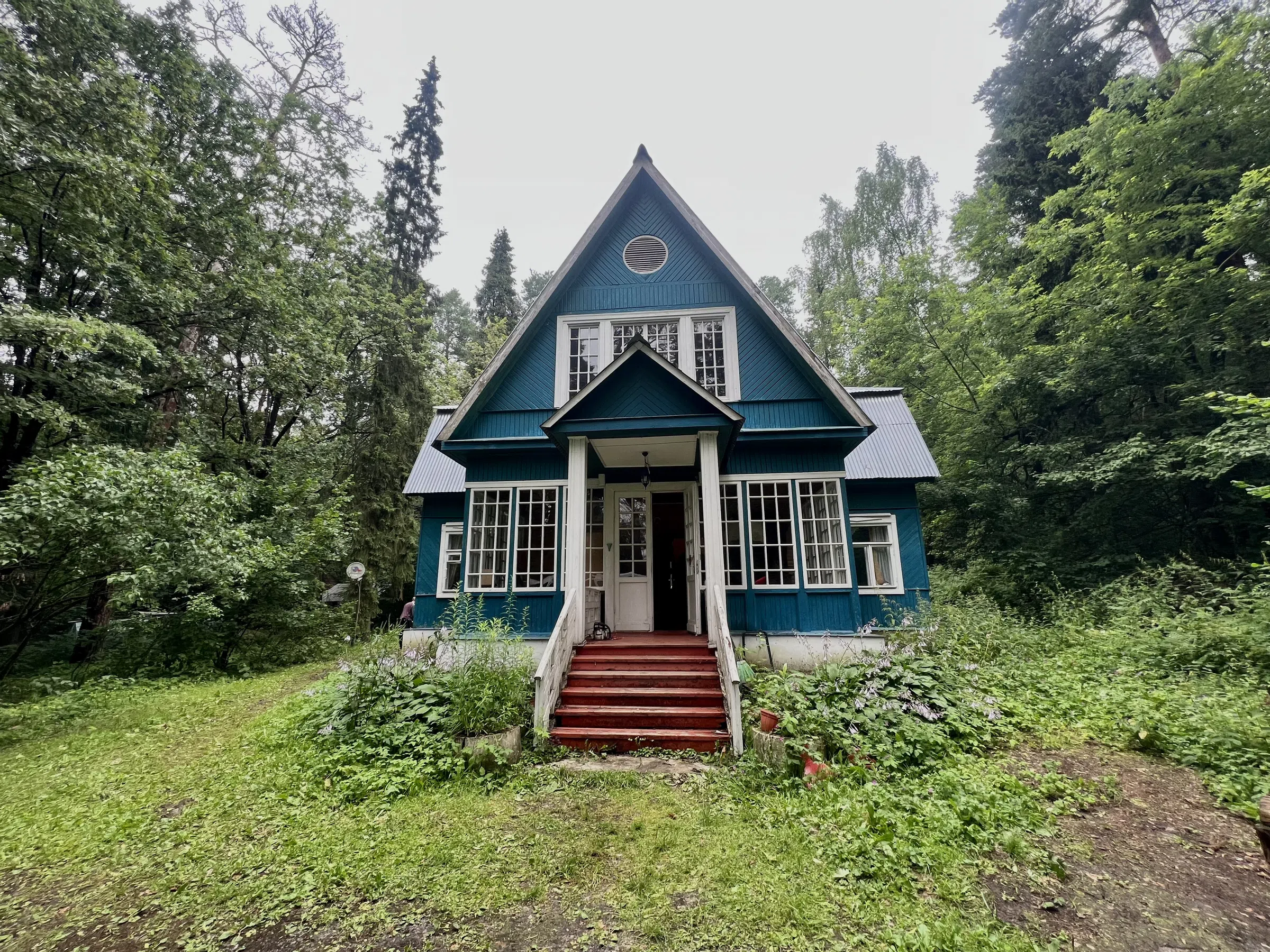 Генеральская дача с гаражами в лесу, фото 6