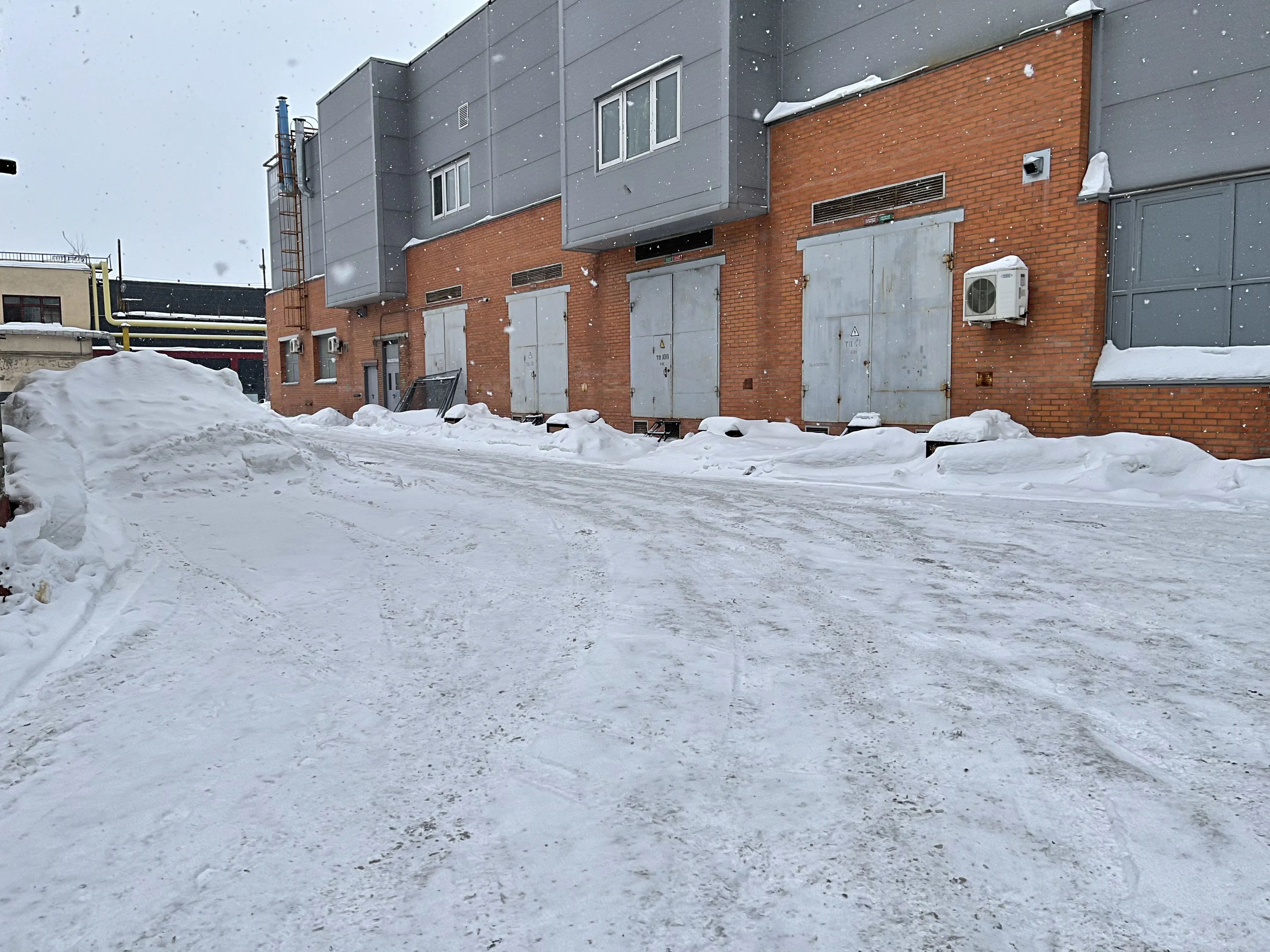 Большой индустриальный ангар, фото 1