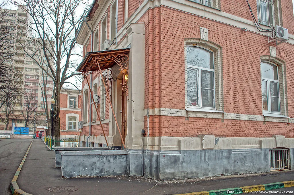 Школа за кирпичным забором, фото 1