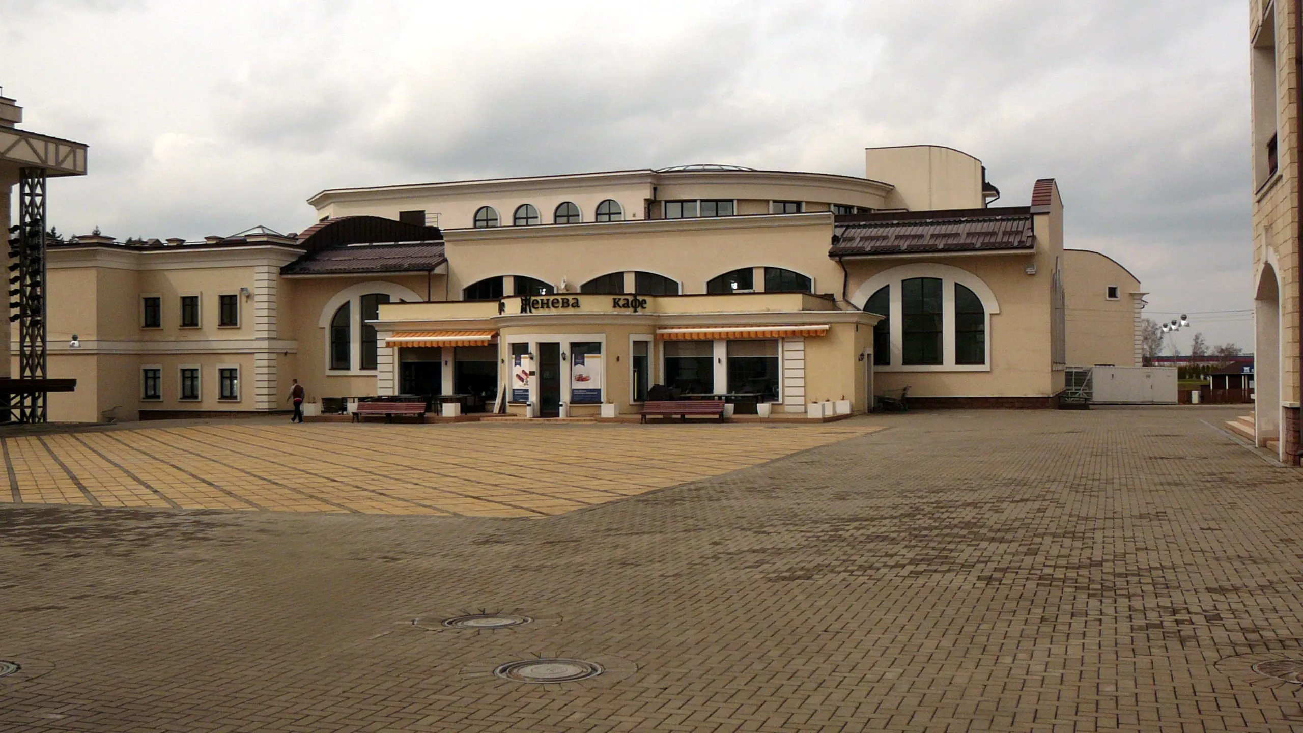 Банк в современном здании, фото 16