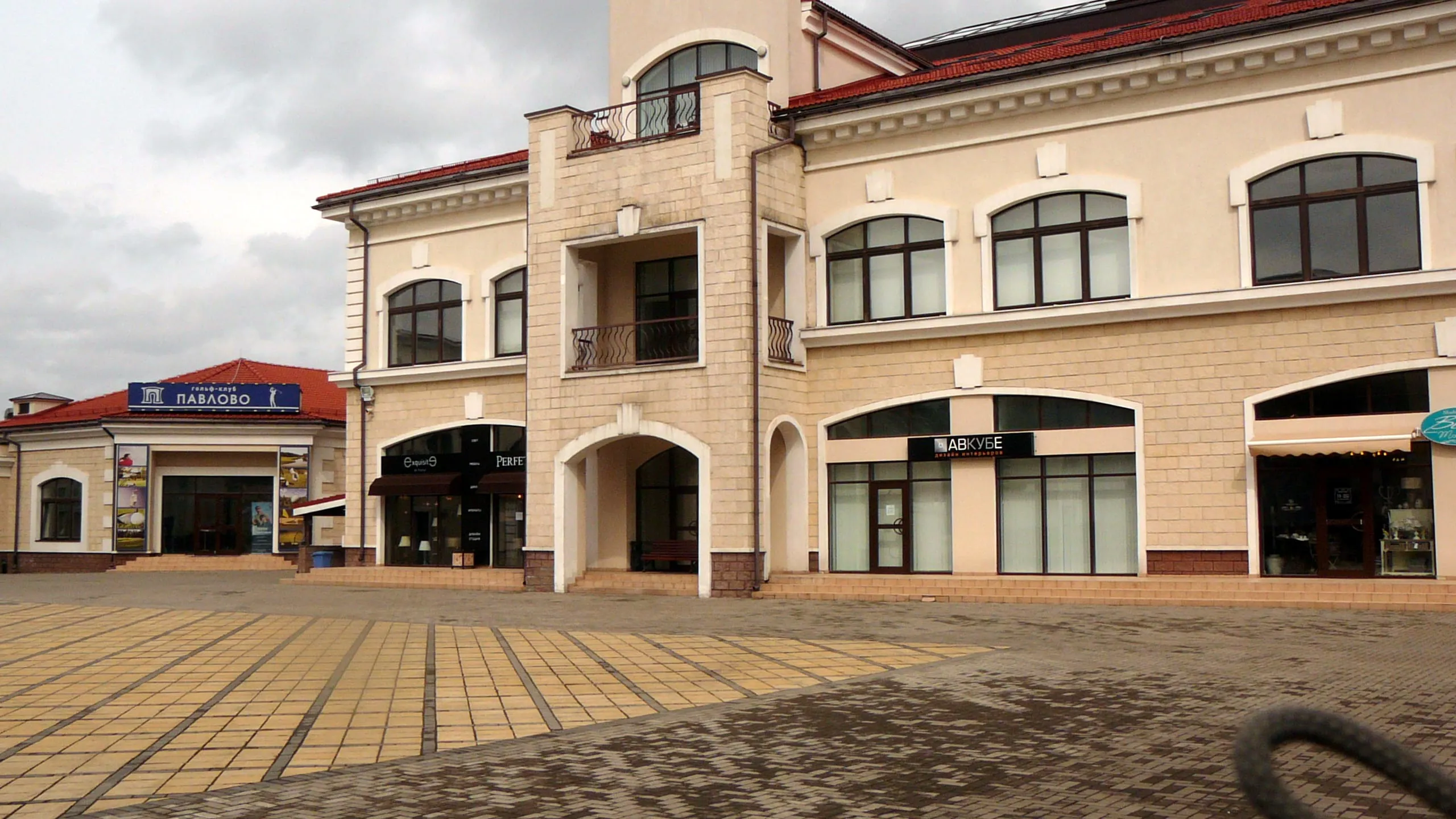 Банк в современном здании, фото 17