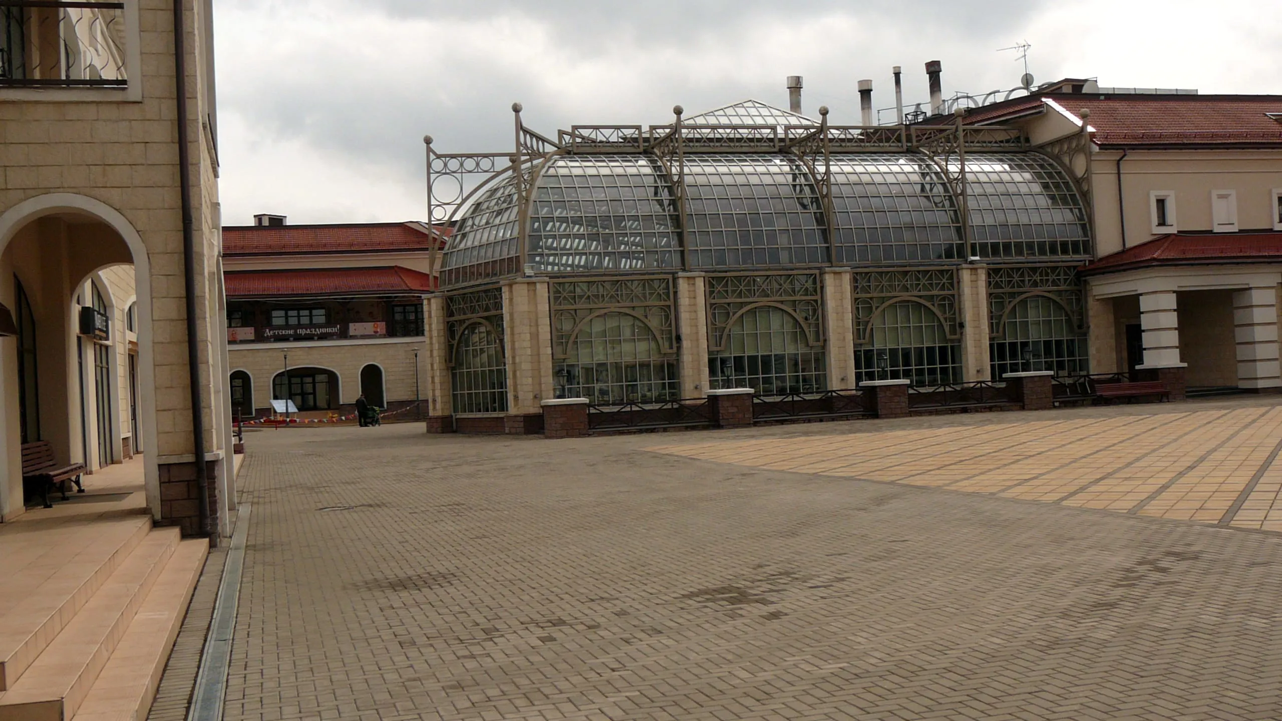 Банк в современном здании, фото 13