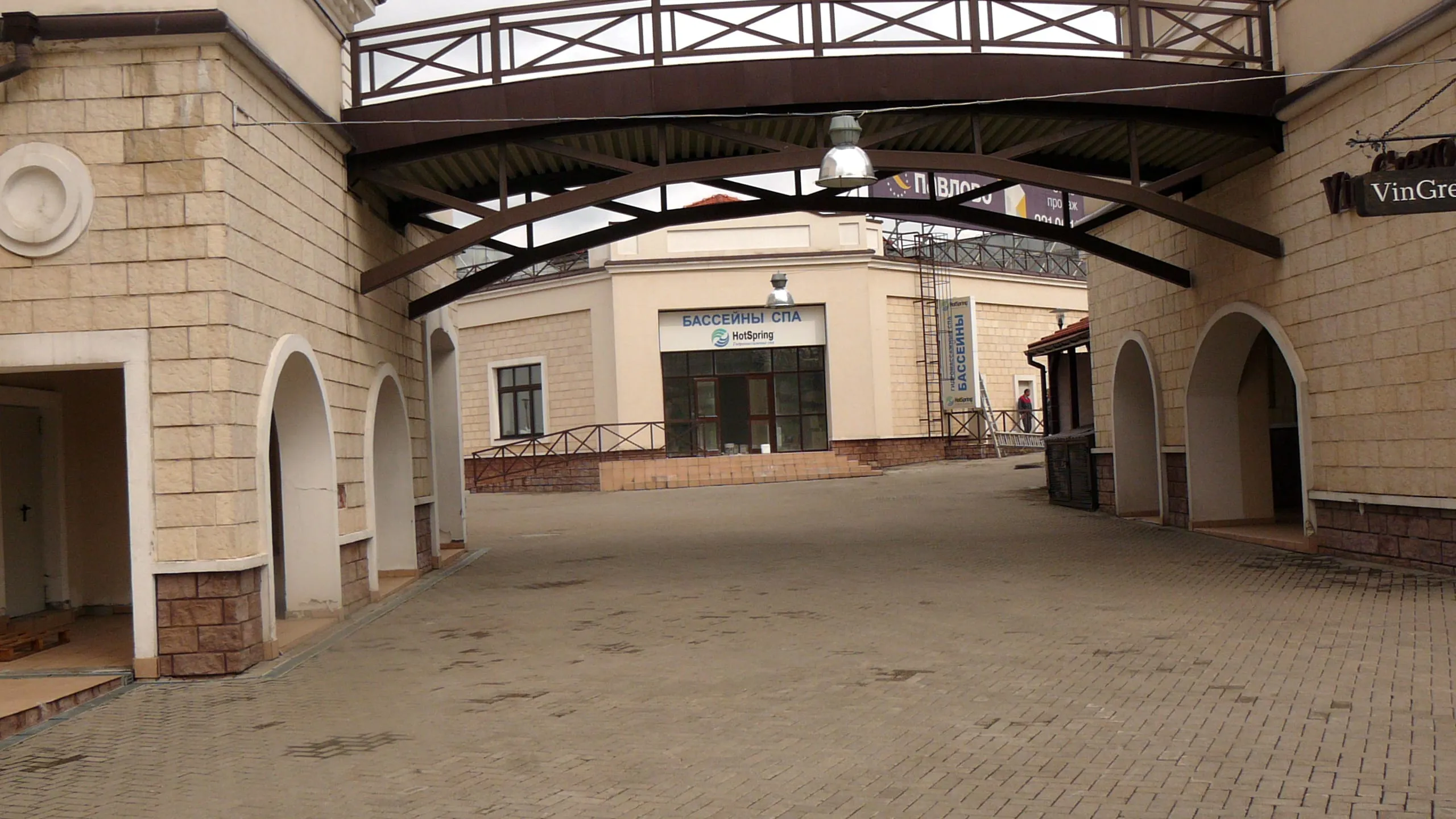 Банк в современном здании, фото 15