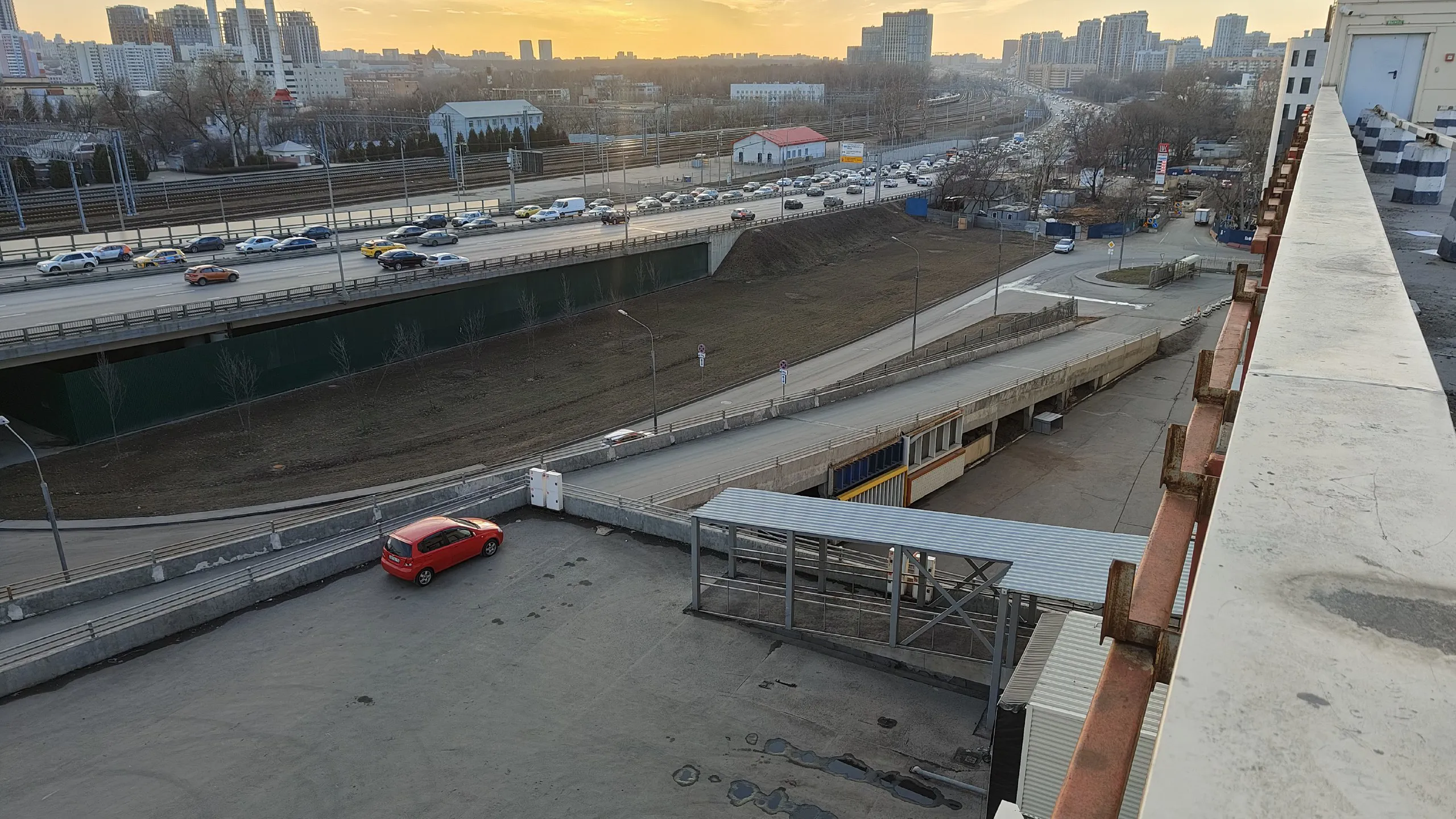 Парковка с панорамой города, фото 24