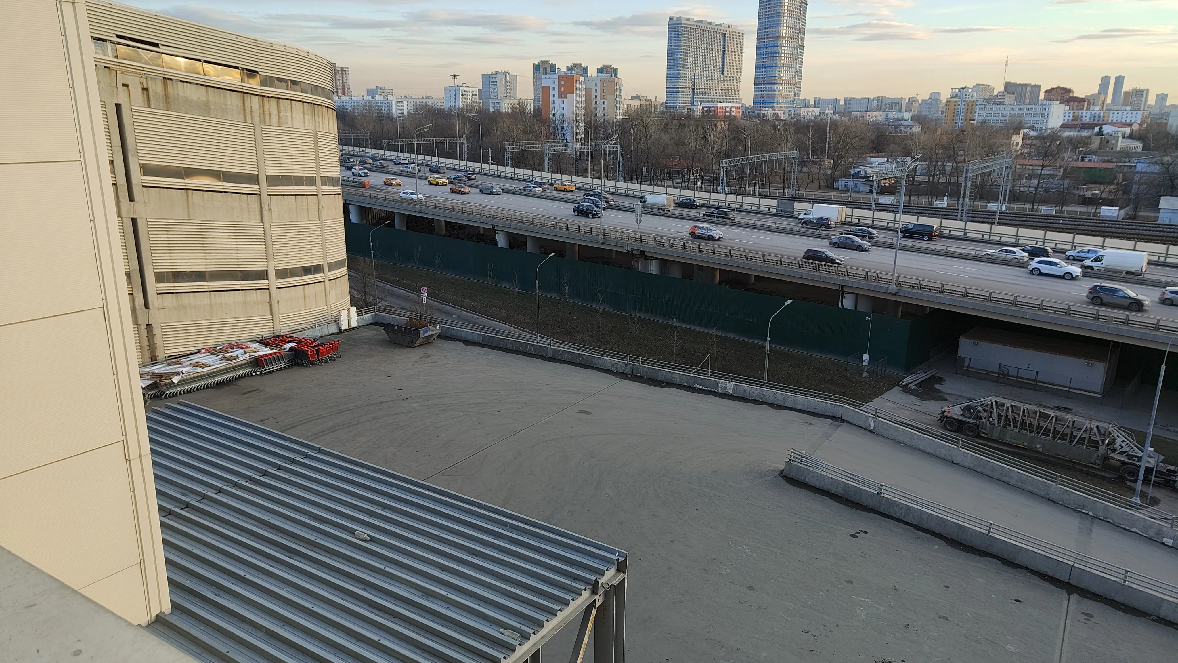 Парковка с панорамой города, фото 19