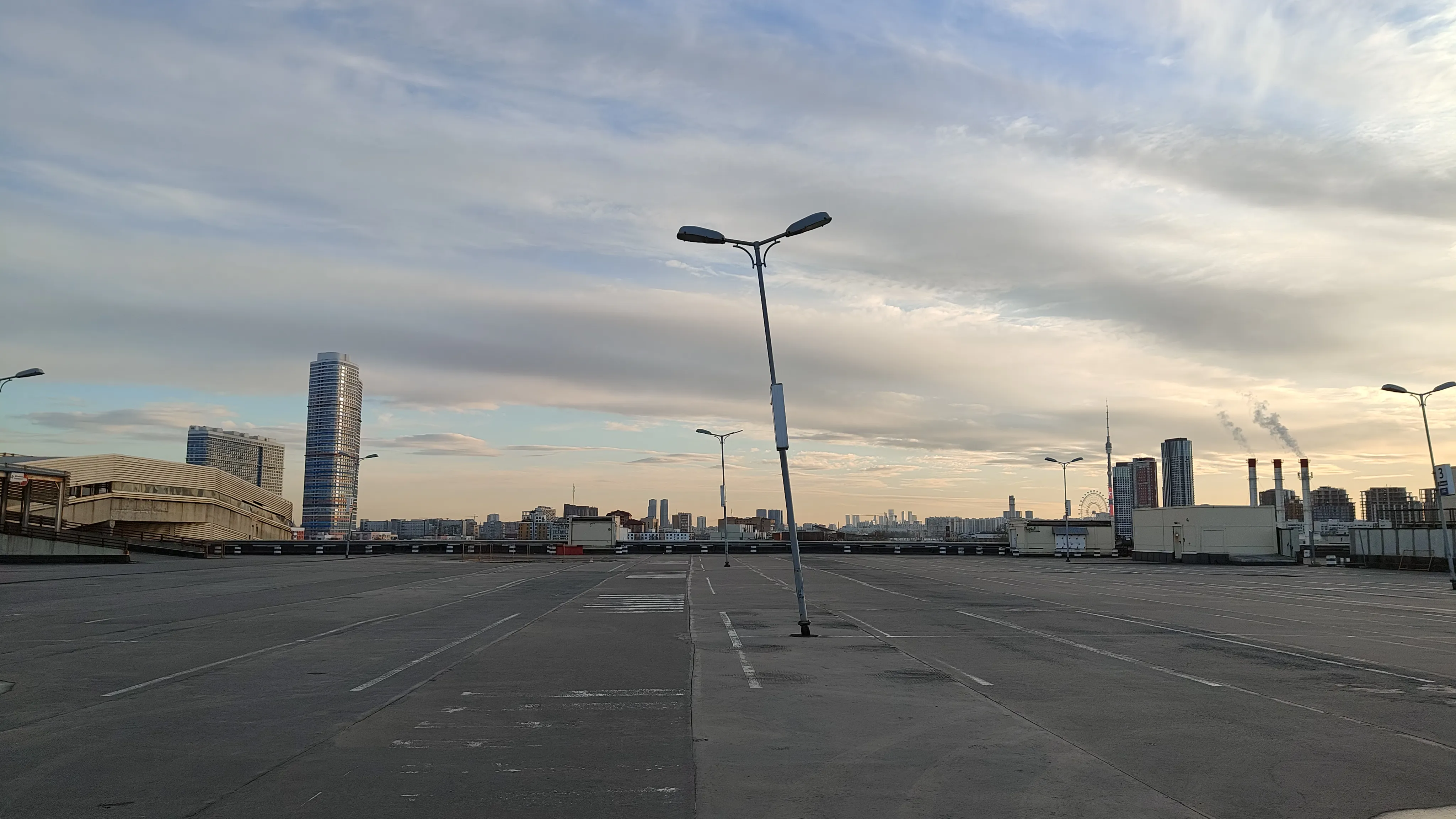 Парковка с панорамой города, фото 4