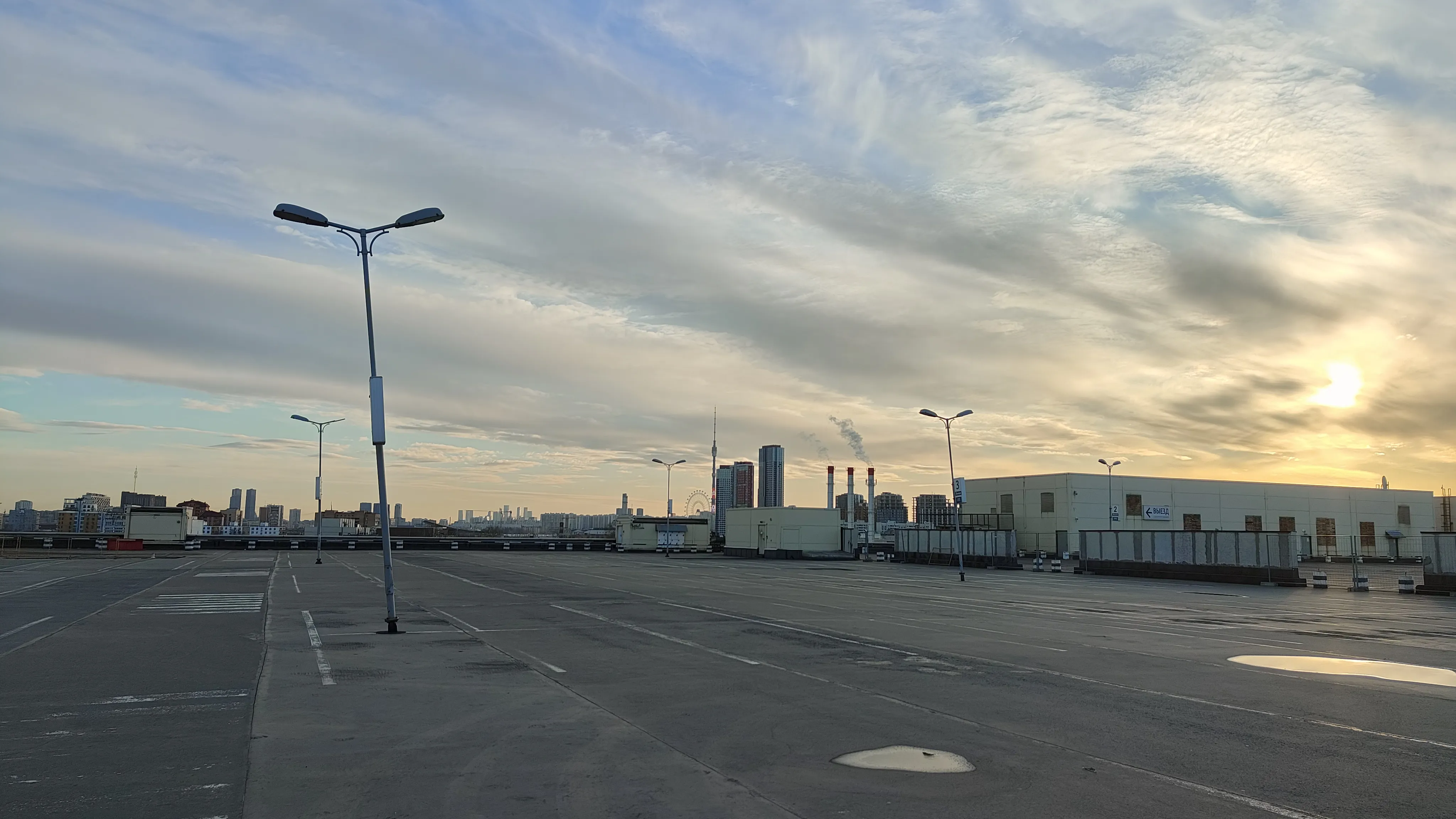 Парковка с панорамой города, фото 2