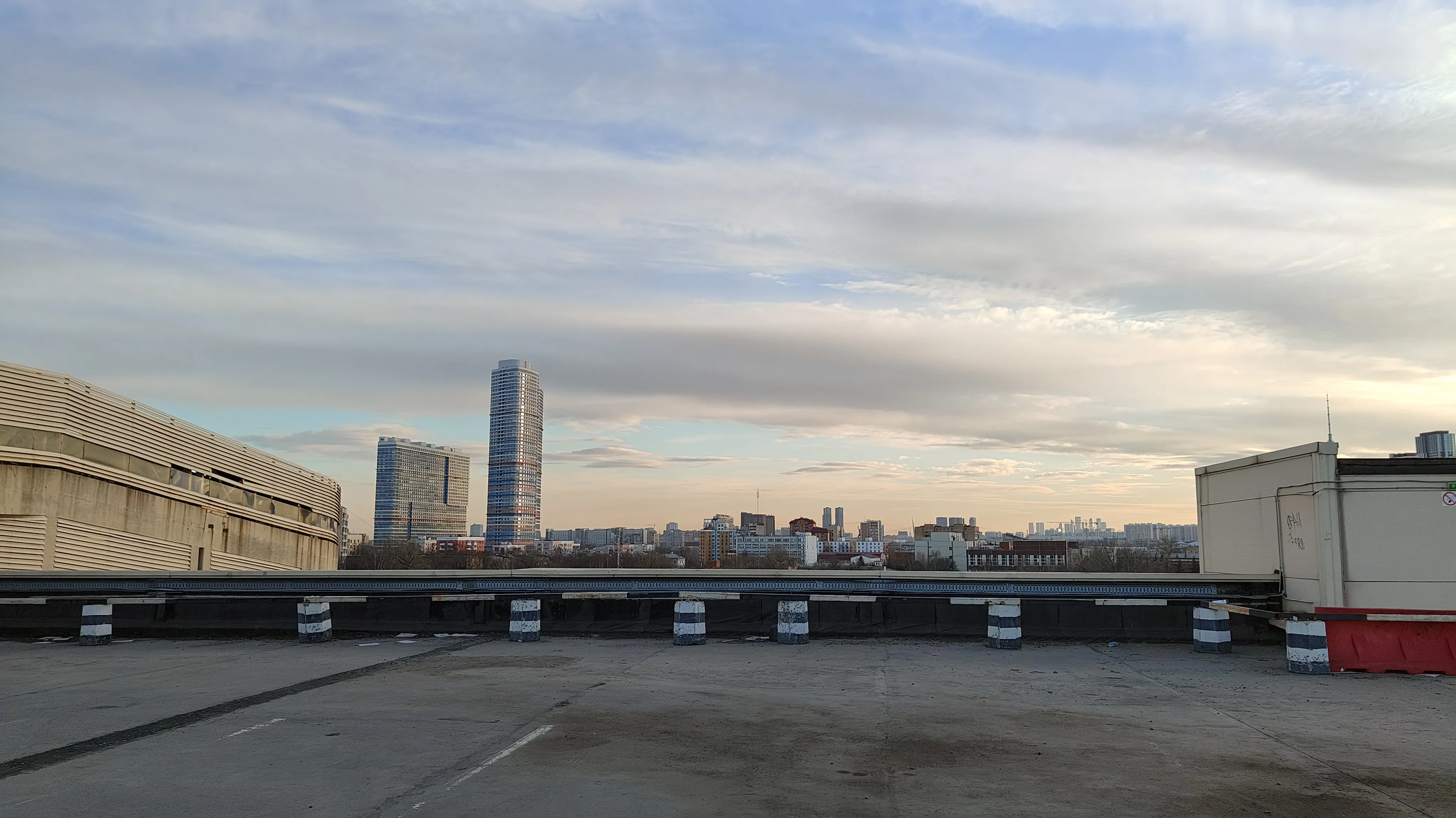 Парковка с панорамой города, фото 11