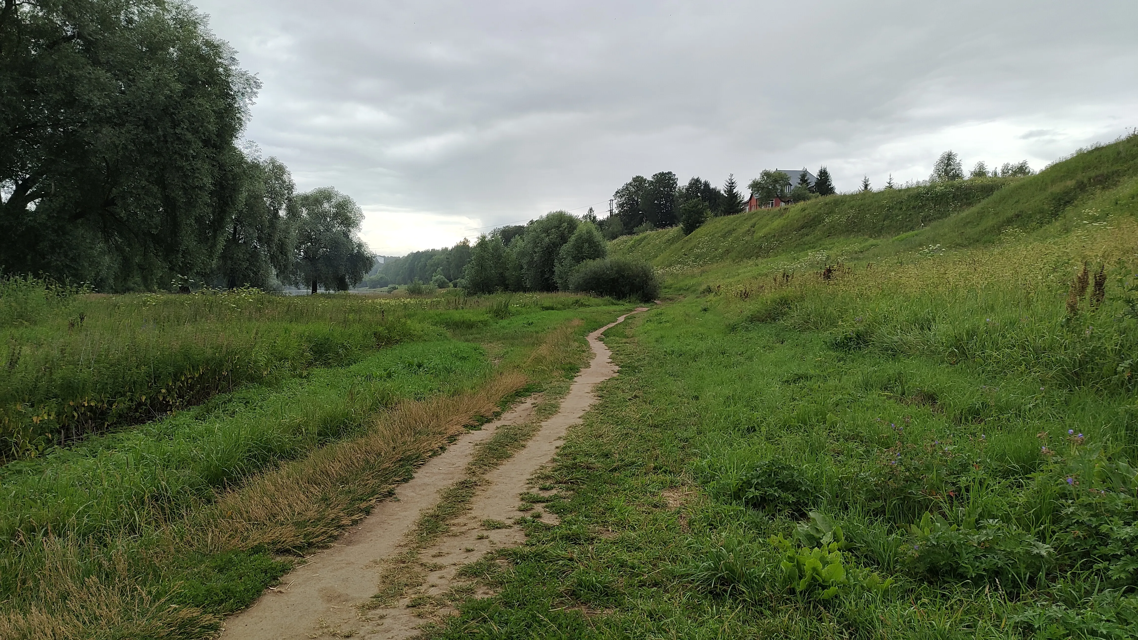 Холмистый берег реки, фото 5