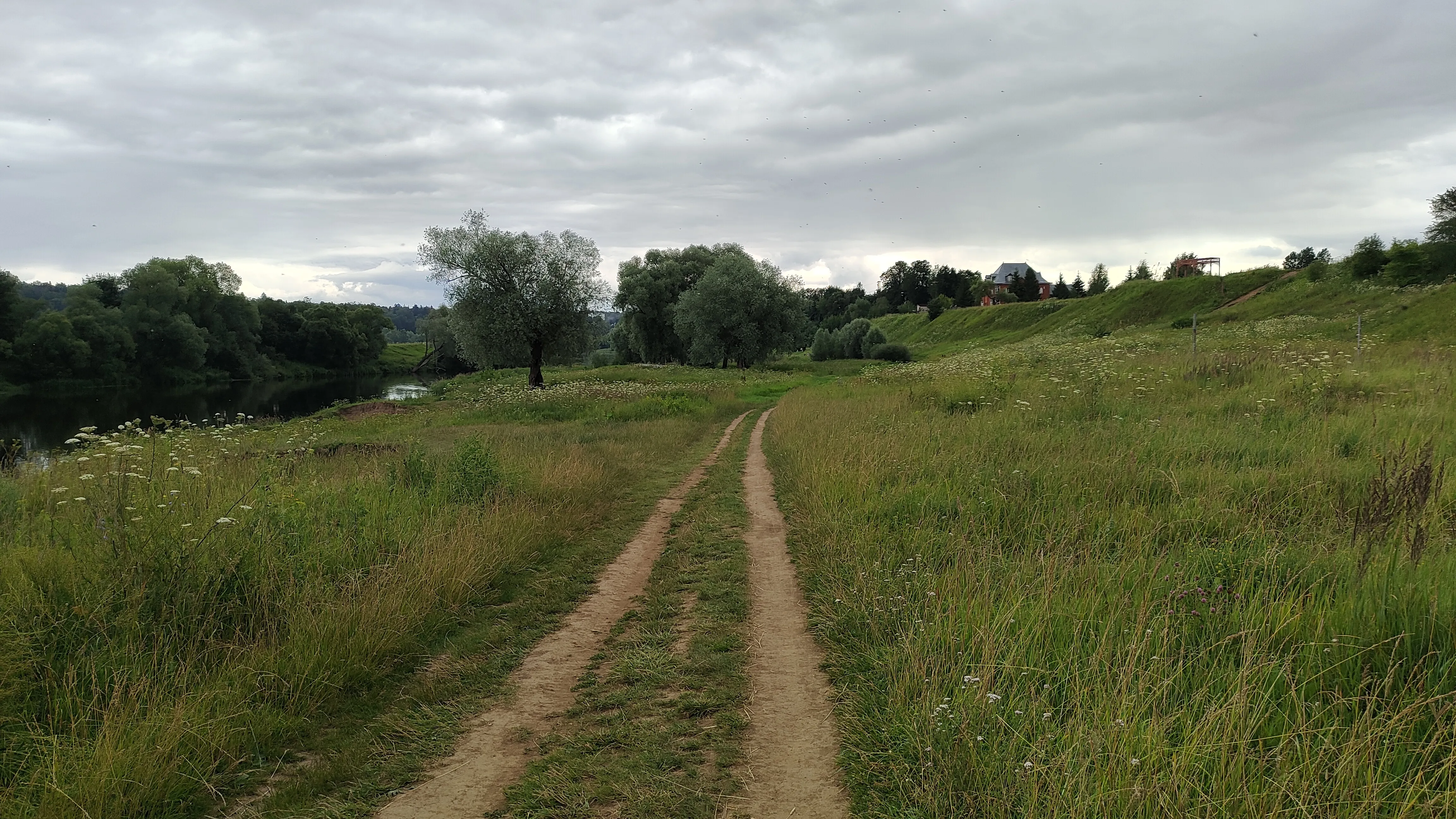 Холмистый берег реки, фото 13