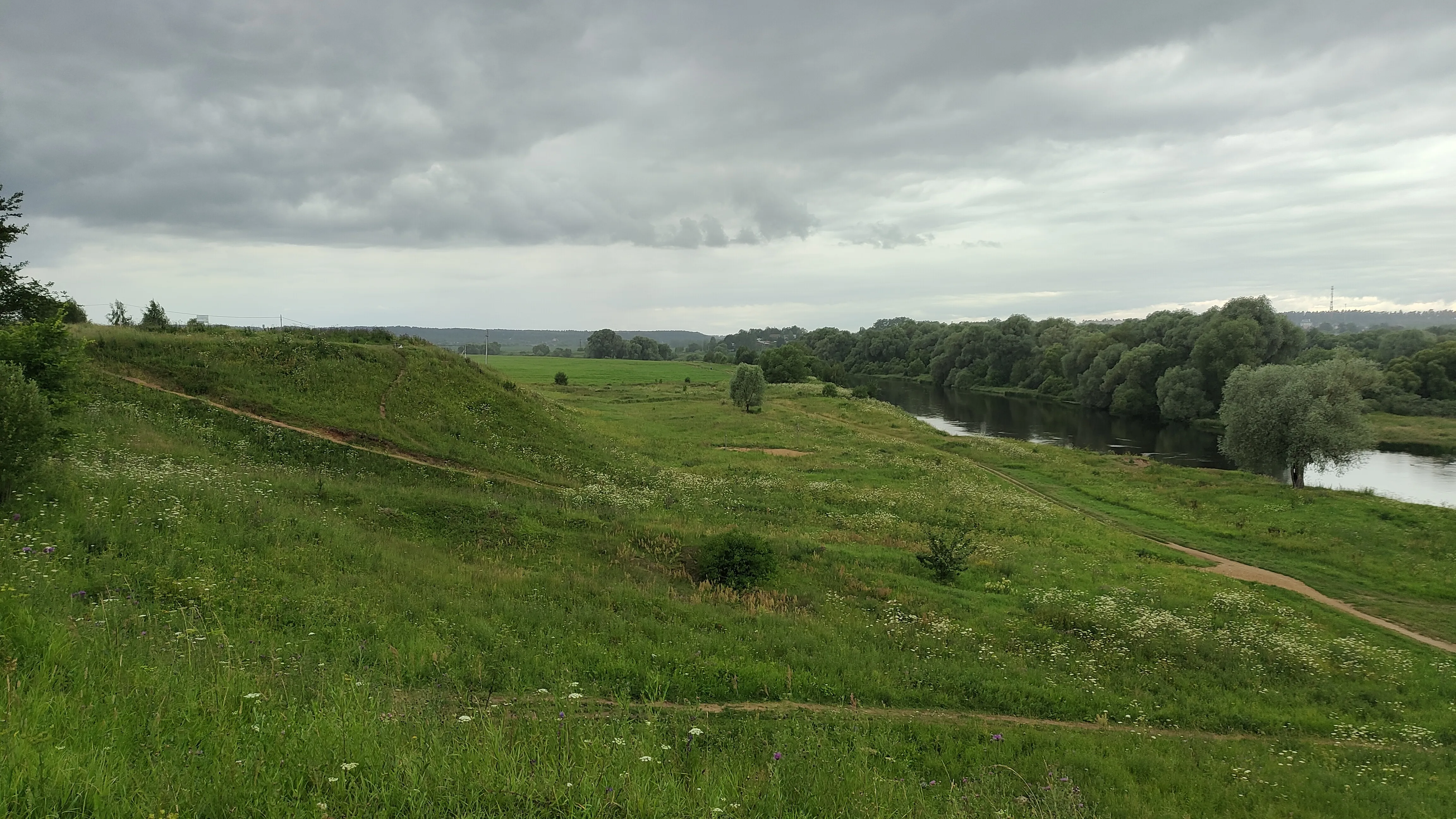 Холмистый берег реки, фото 3