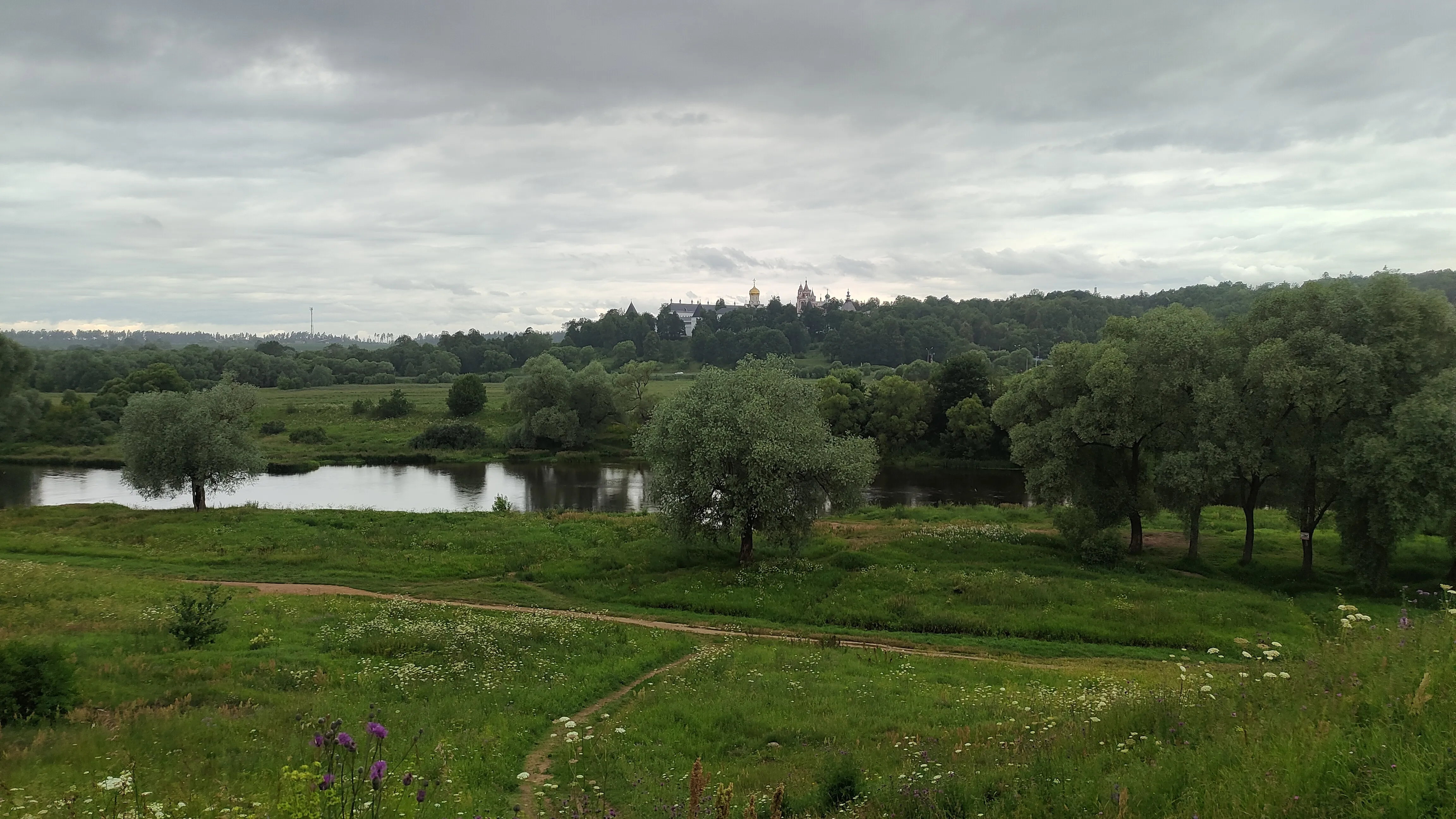 Холмистый берег реки, фото 1