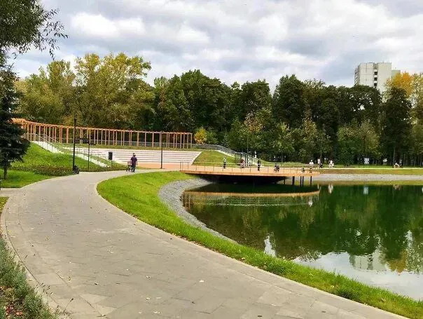 Парк с амфитеатром у воды, фото 2