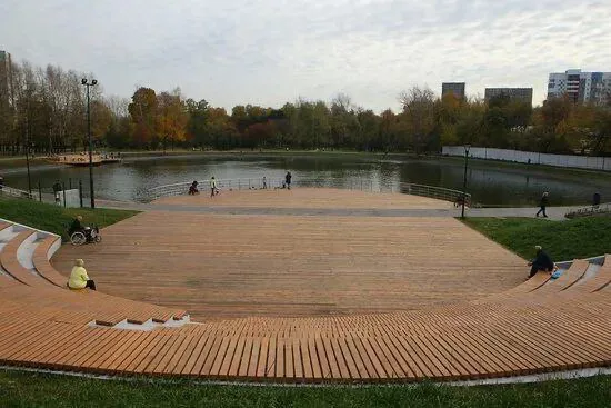 Парк с амфитеатром у воды, фото 3