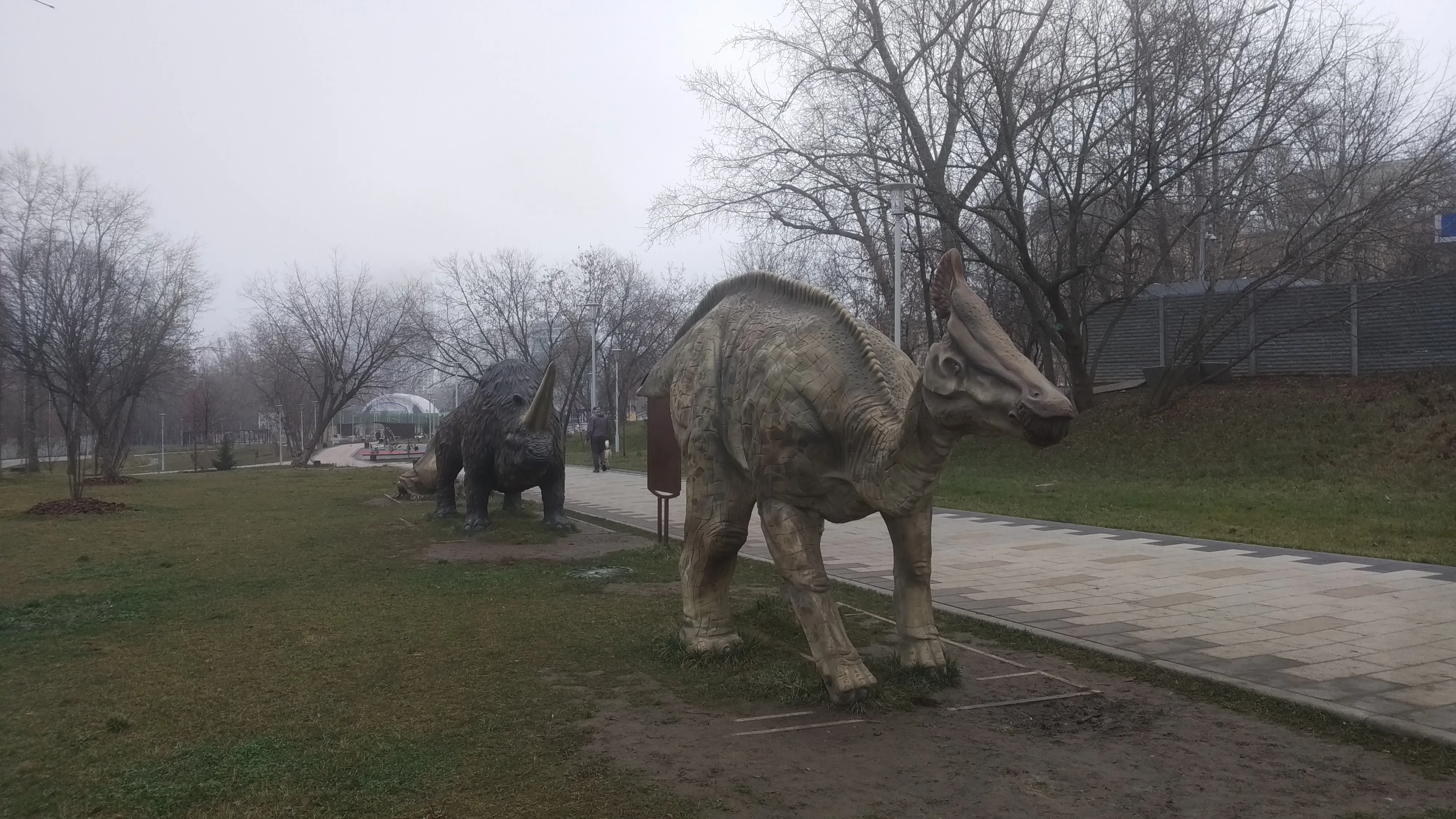 Парк с динозаврами и спортплощадками, фото 4