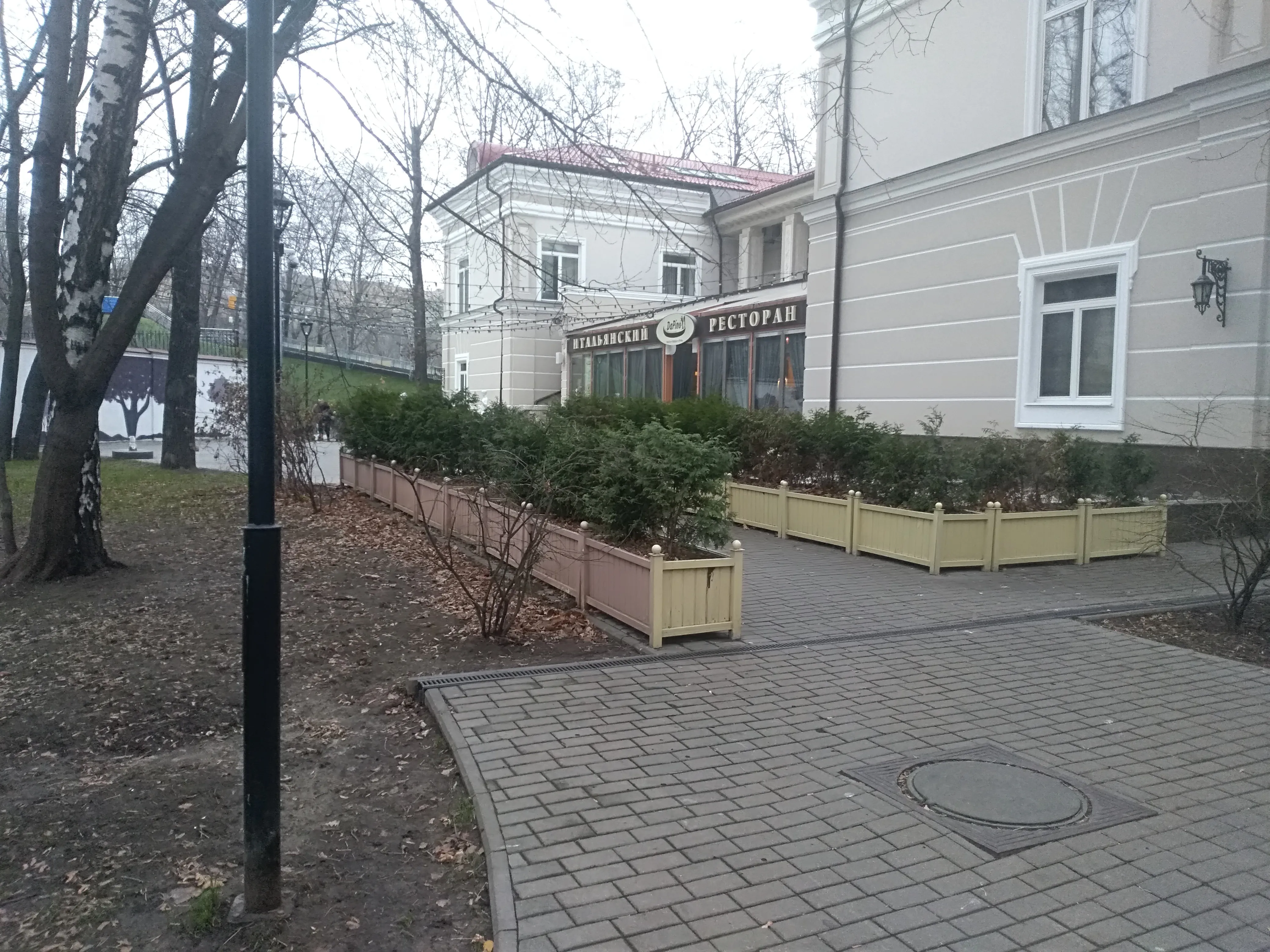 Парк с дорожками и рестораном, фото 3