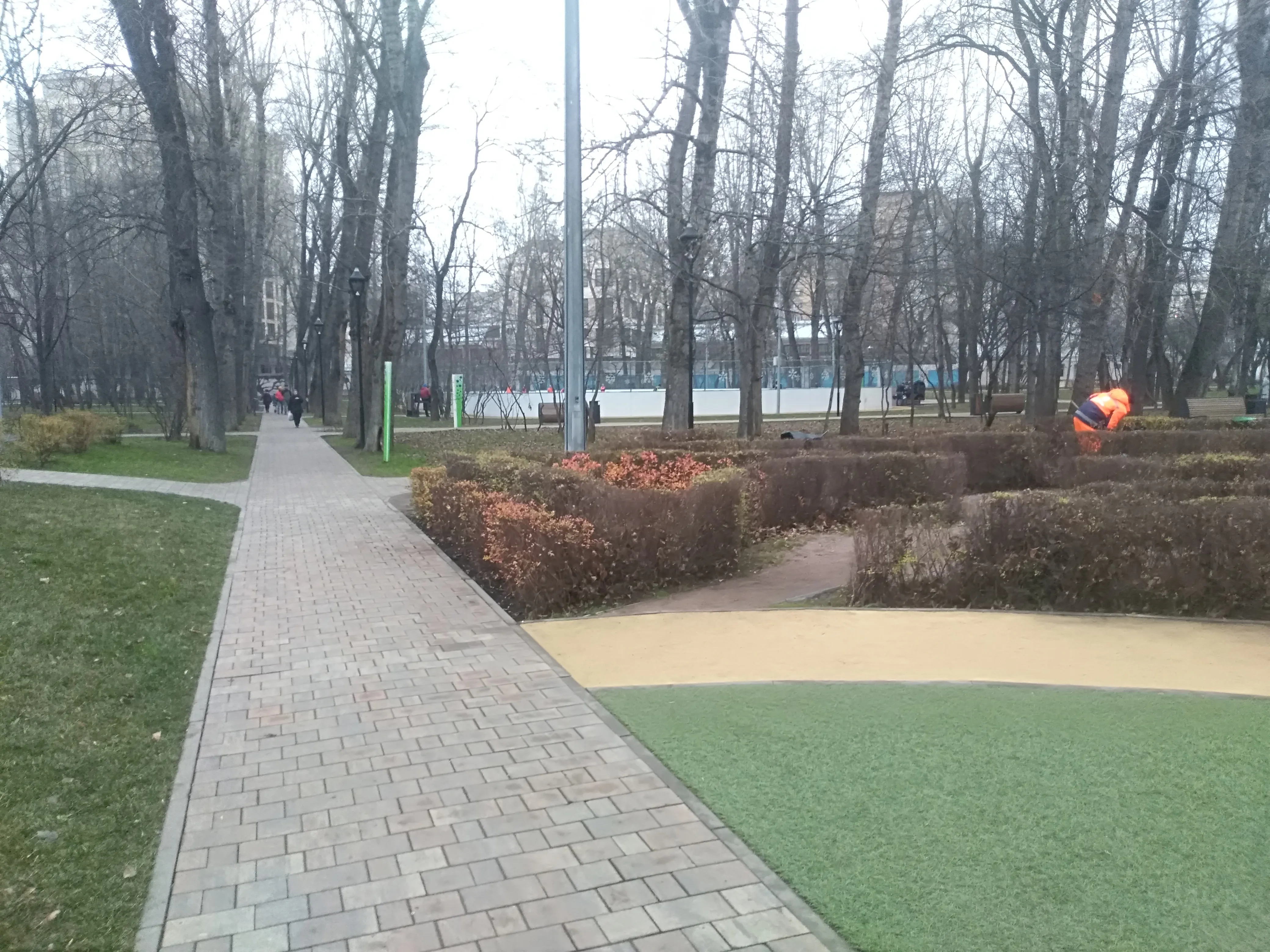 Парк с дорожками и рестораном, фото 12