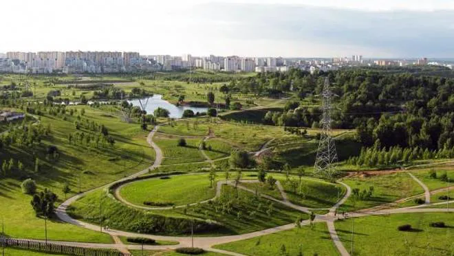 Парк с холмами и озером, фото 3