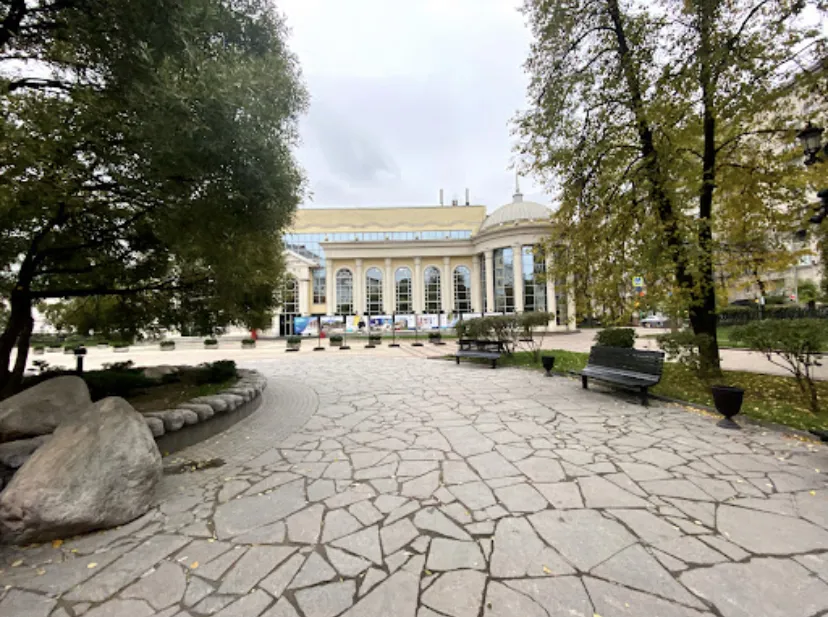 Парк с фонтанами и трамваем, фото 5