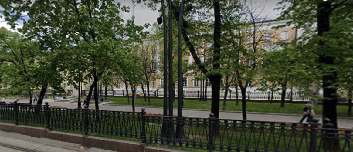 Парк с фонтанами и трамваем, фото 13
