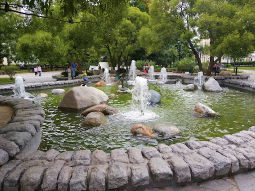 Парк с фонтанами и трамваем, фото 7
