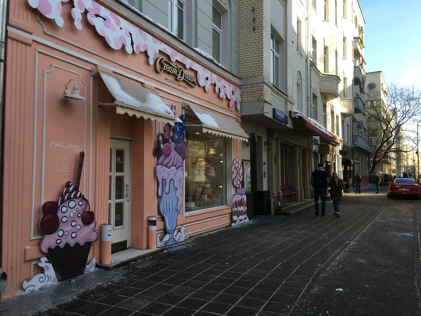 Кафе с десертами на витрине, фото 2