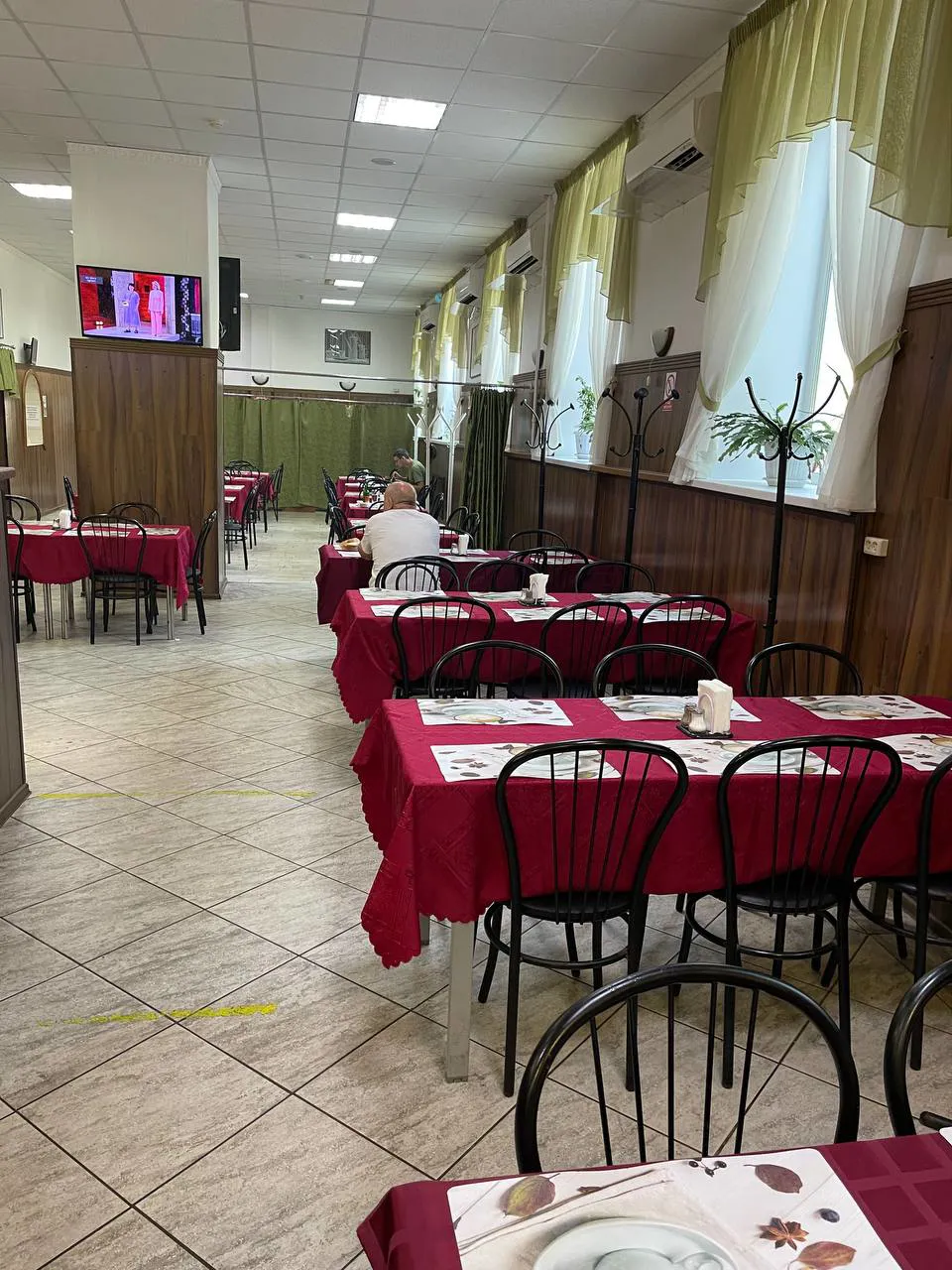 Ресторан с красными скатертями, фото 1