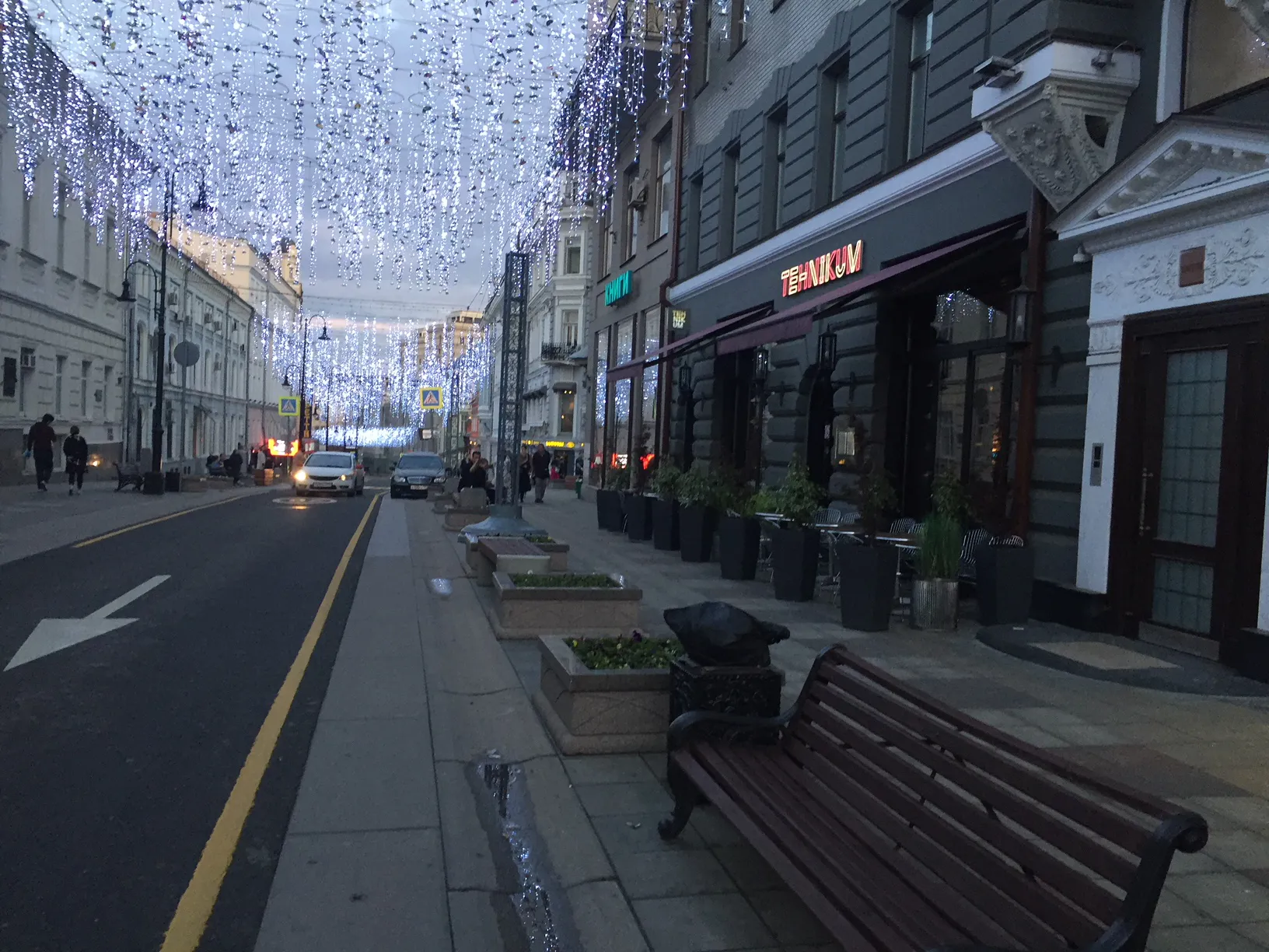 Вечерняя улица в гирляндах, фото 1