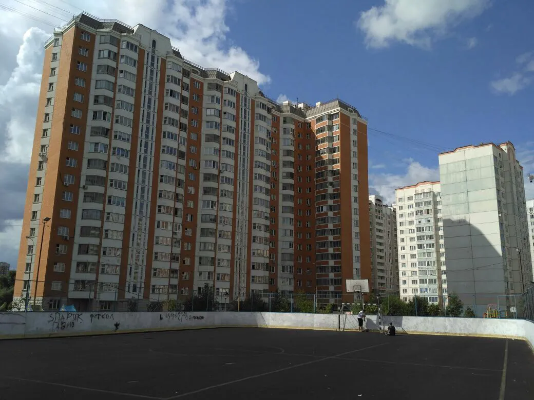 Школа у высоток, фото 1