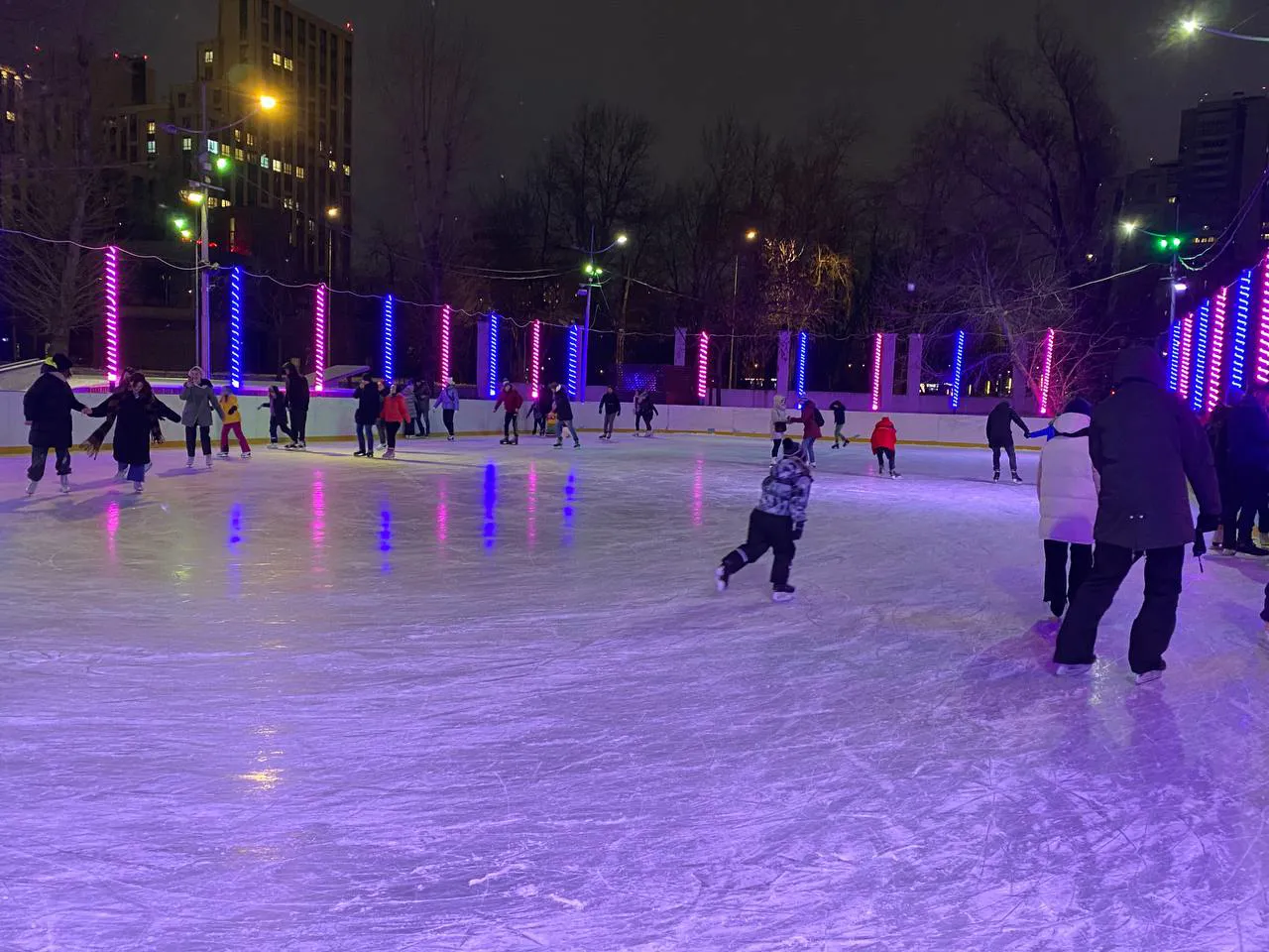 Каток с неоновой подсветкой, фото 4