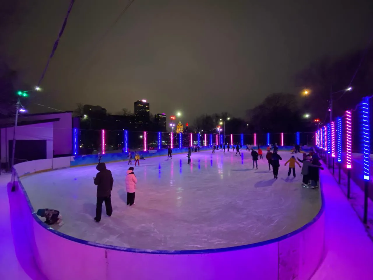 Каток с неоновой подсветкой, фото 1