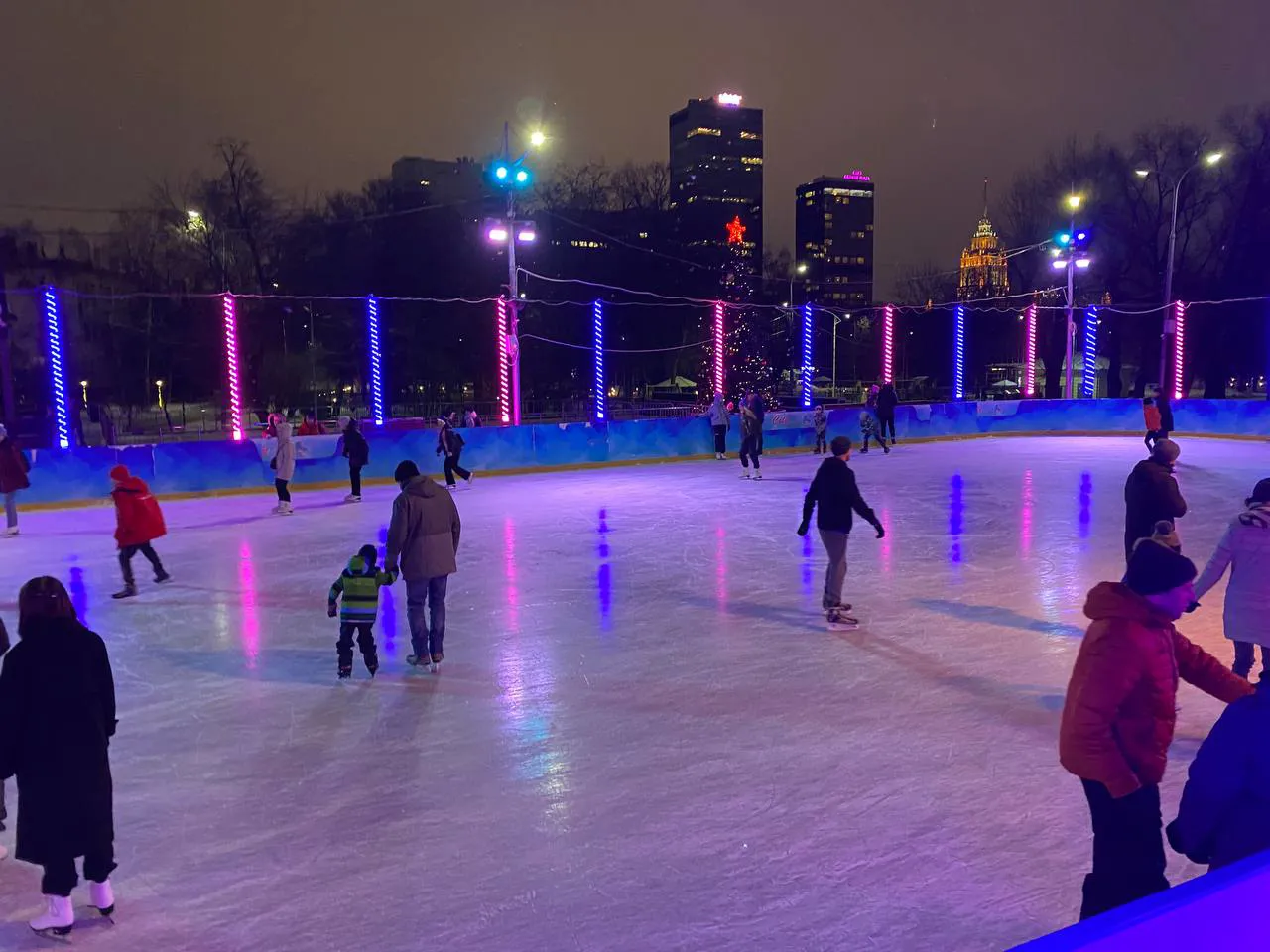 Каток с неоновой подсветкой, фото 5