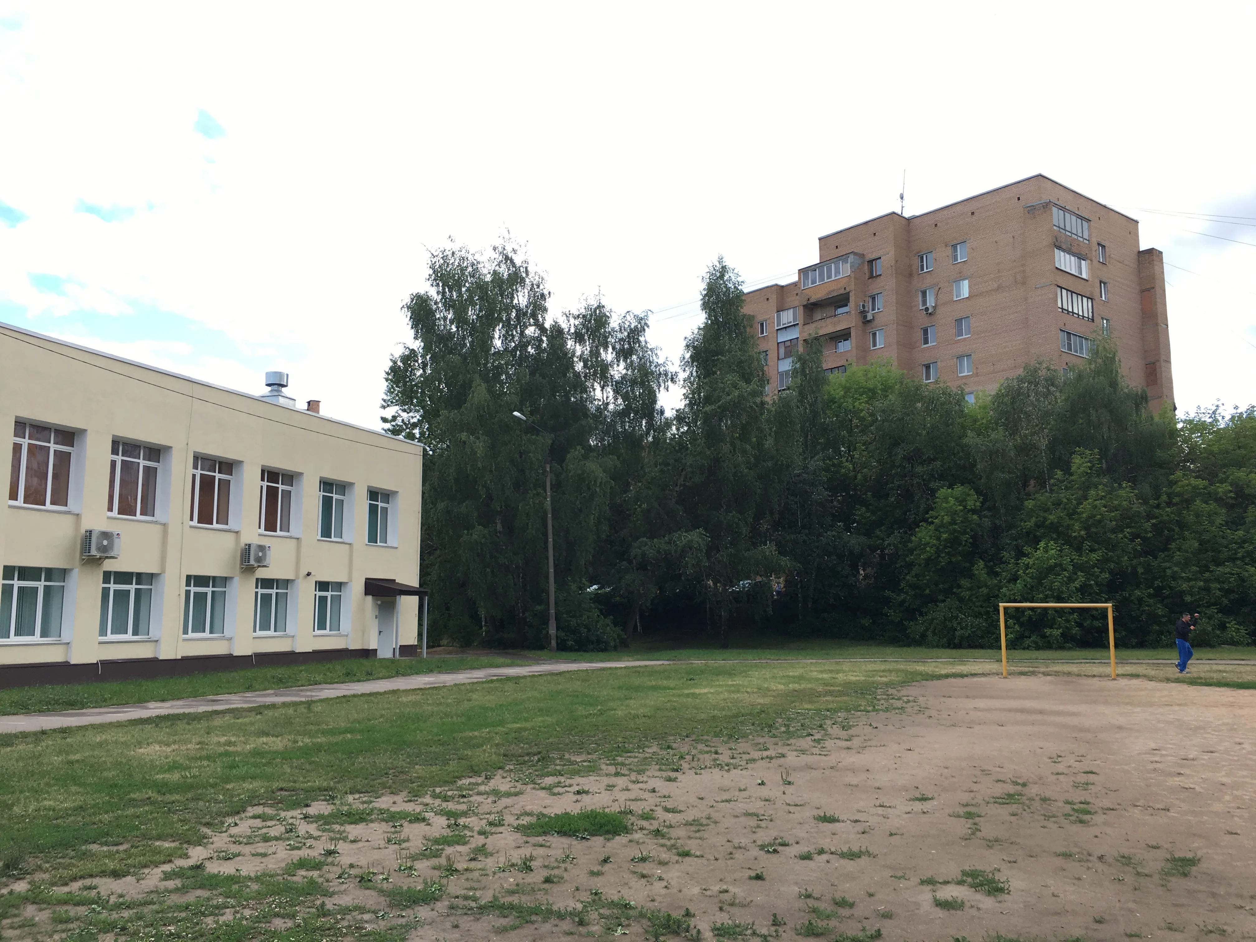 Школа у футбольного поля, фото 1