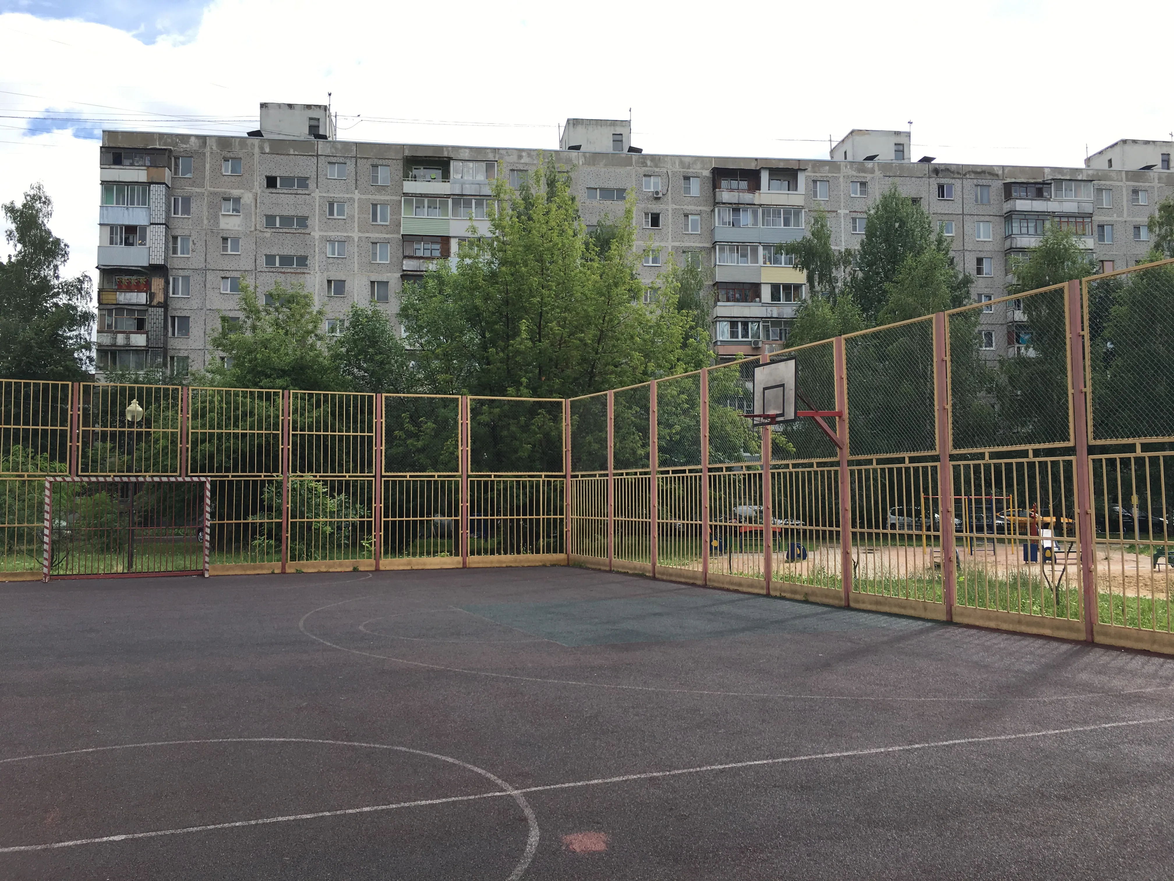 Хрущёвки и спортплощадка, фото 2