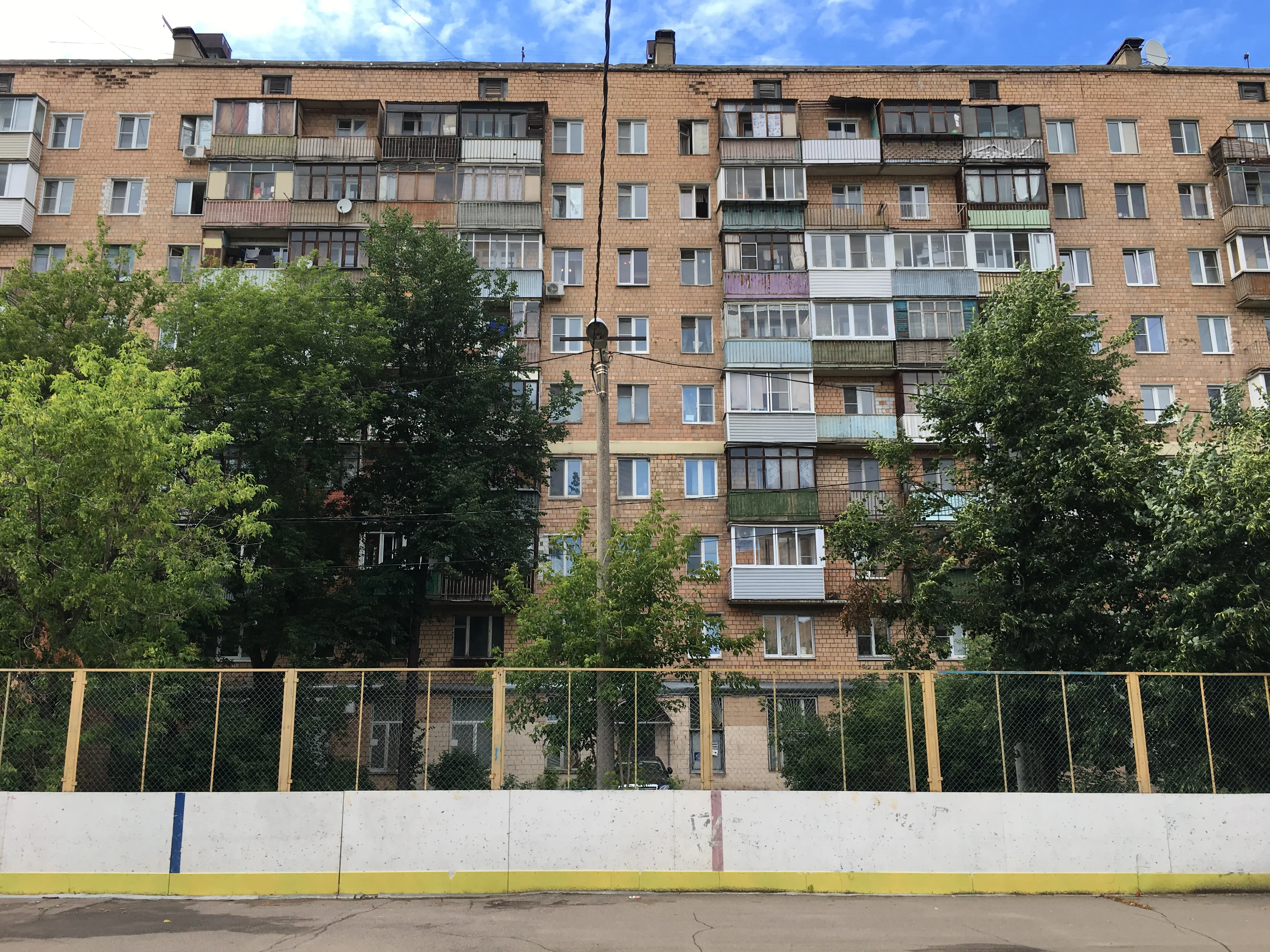 Двор с коробкой и баскетболом, фото 1