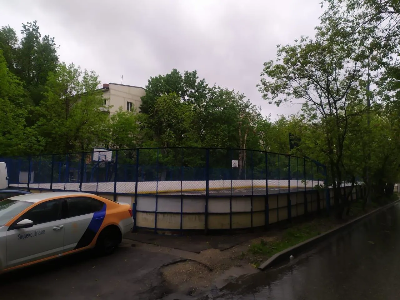 Ретро-коробка во дворе, фото 1