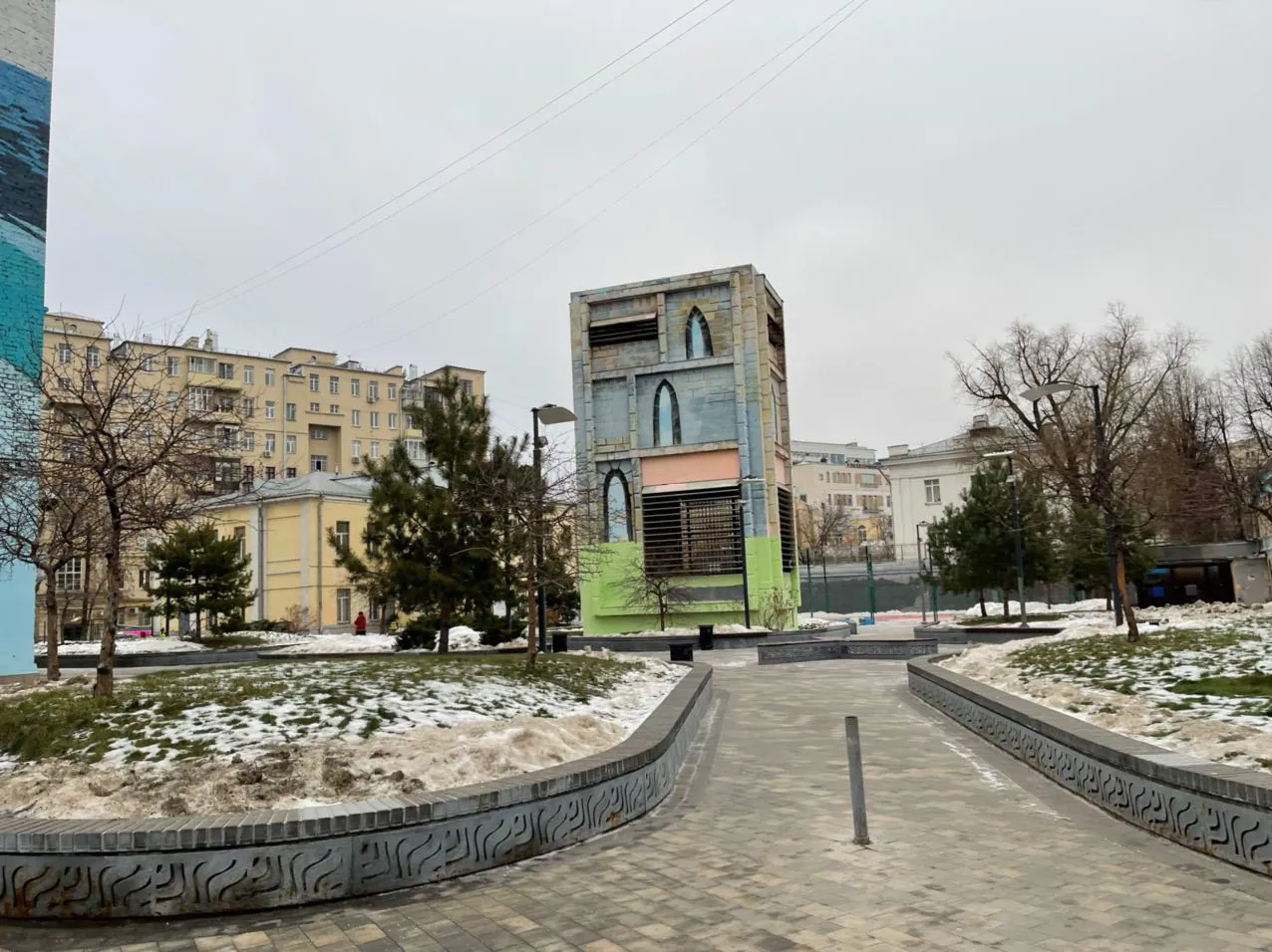 Парк с граффити на стенах, фото 12