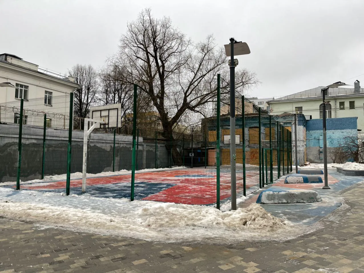 Парк с граффити на стенах, фото 3