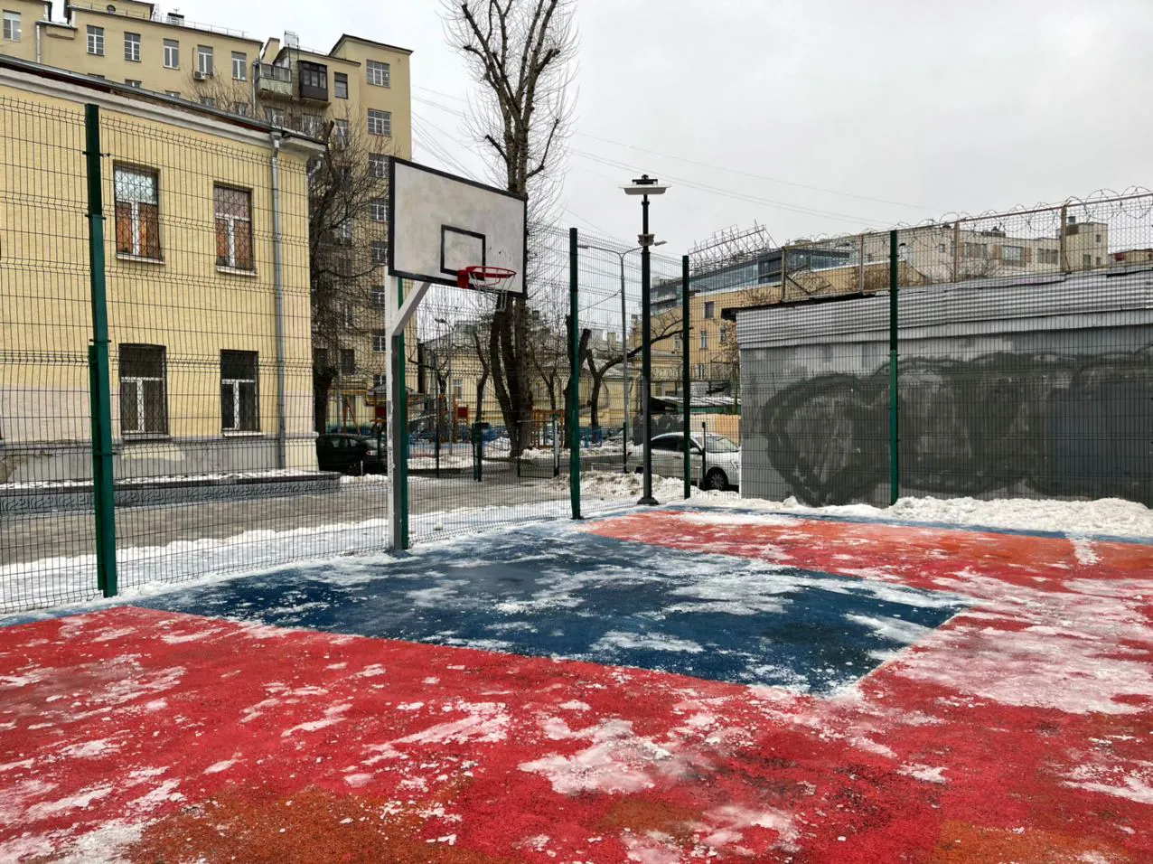 Парк с граффити на стенах, фото 9