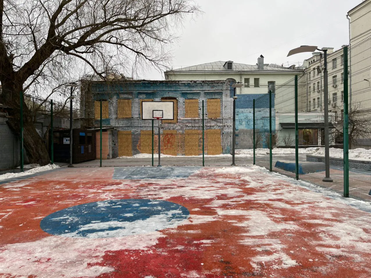 Парк с граффити на стенах, фото 2